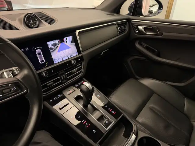 Porsche Macan view 5