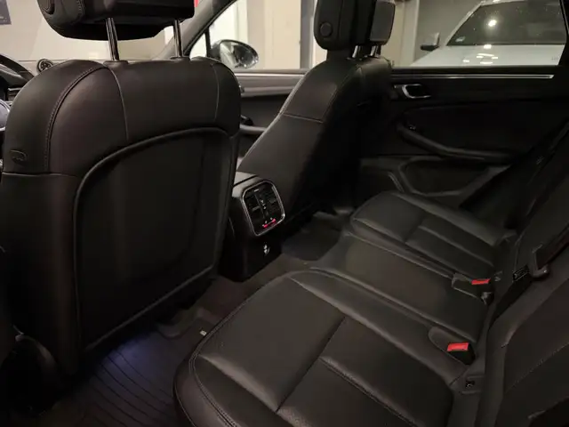 Porsche Macan view 11