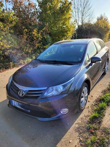 Imagine Toyota Avensis Combi 1.8 Executive