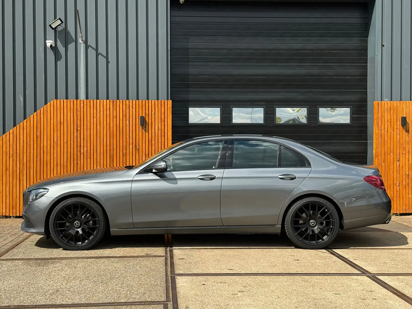 Mercedes-Benz E 200 Premium Plus Adaptive cruise! Grijs - 2