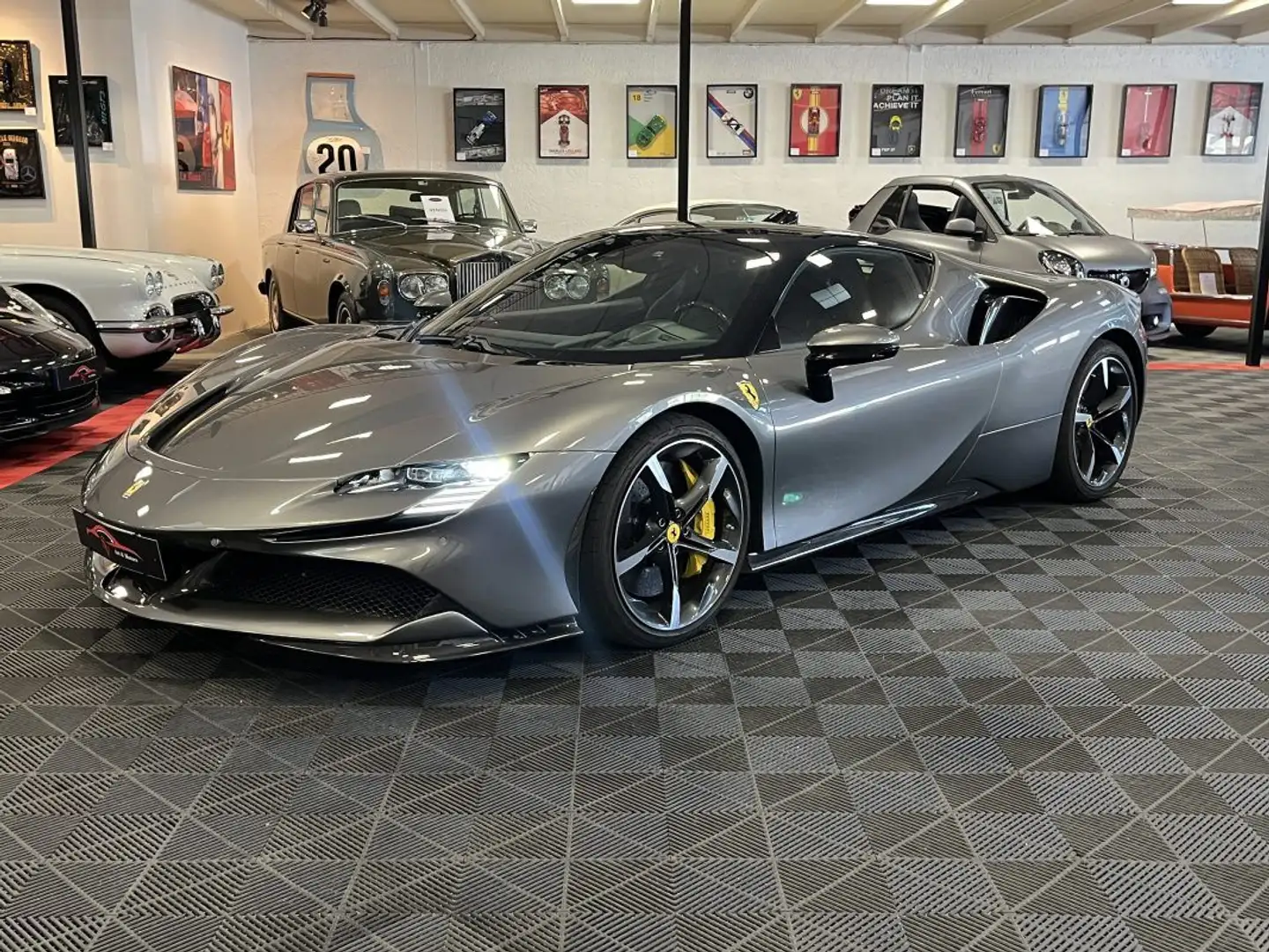 Ferrari SF90 Stradale 4.0i - 32V V8 BI-TURBO HYBRID Grijs - 2