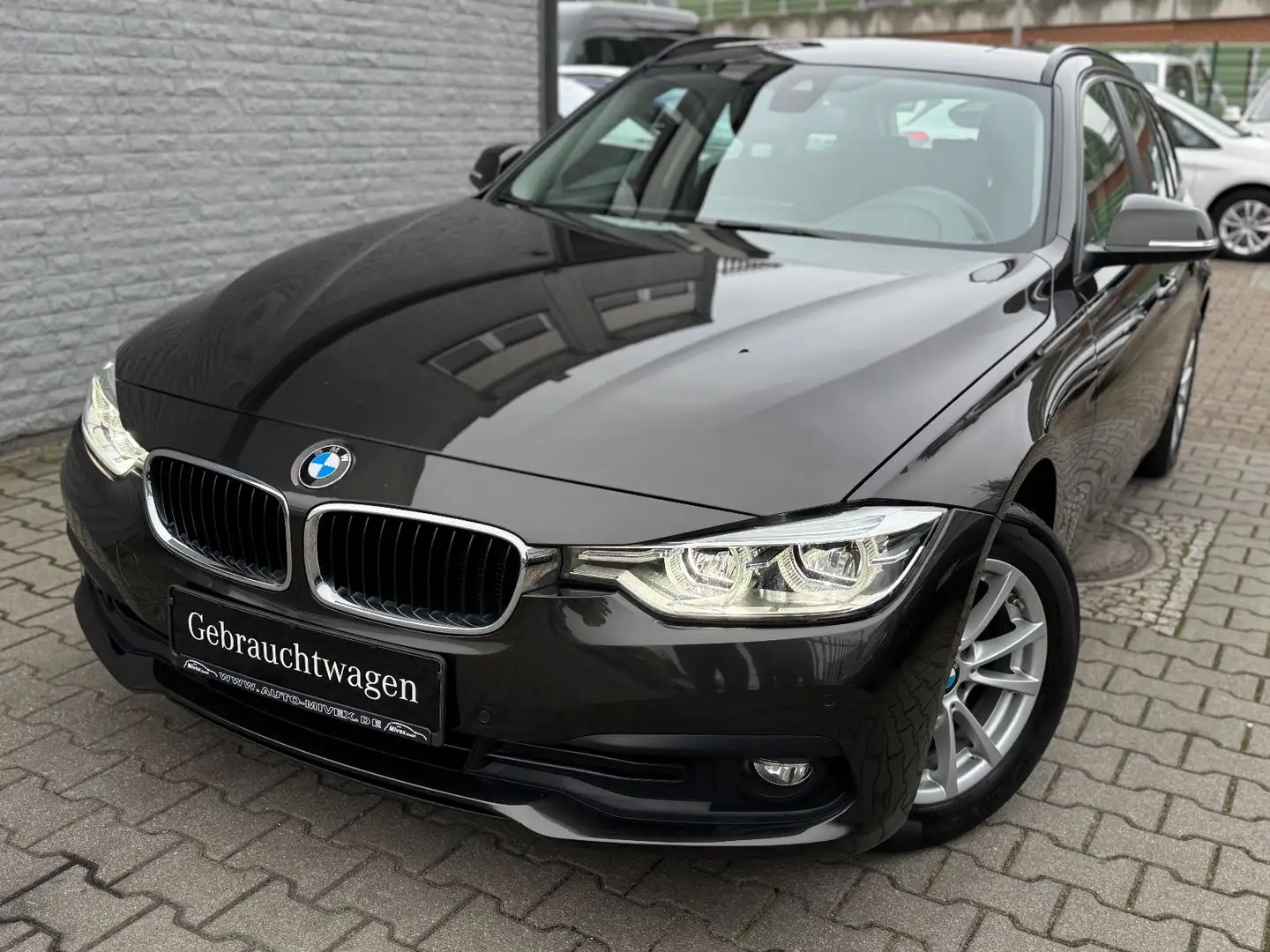 BMW 320 d touring Advantage Autom.LED NAVI Grau - 1