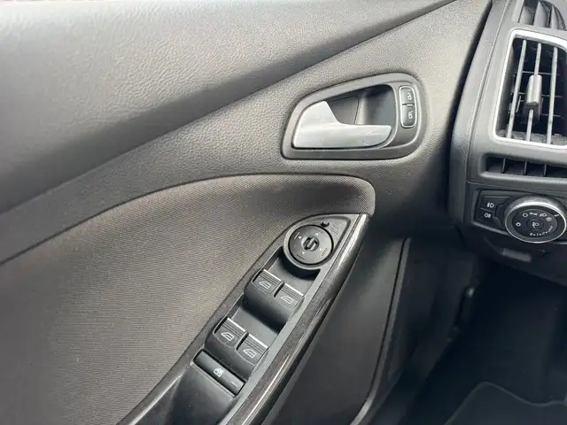 Ford Focus view 25