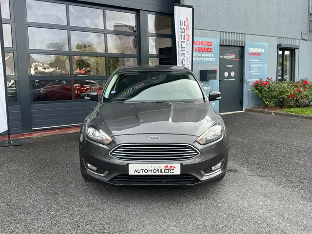Ford Focus view 3