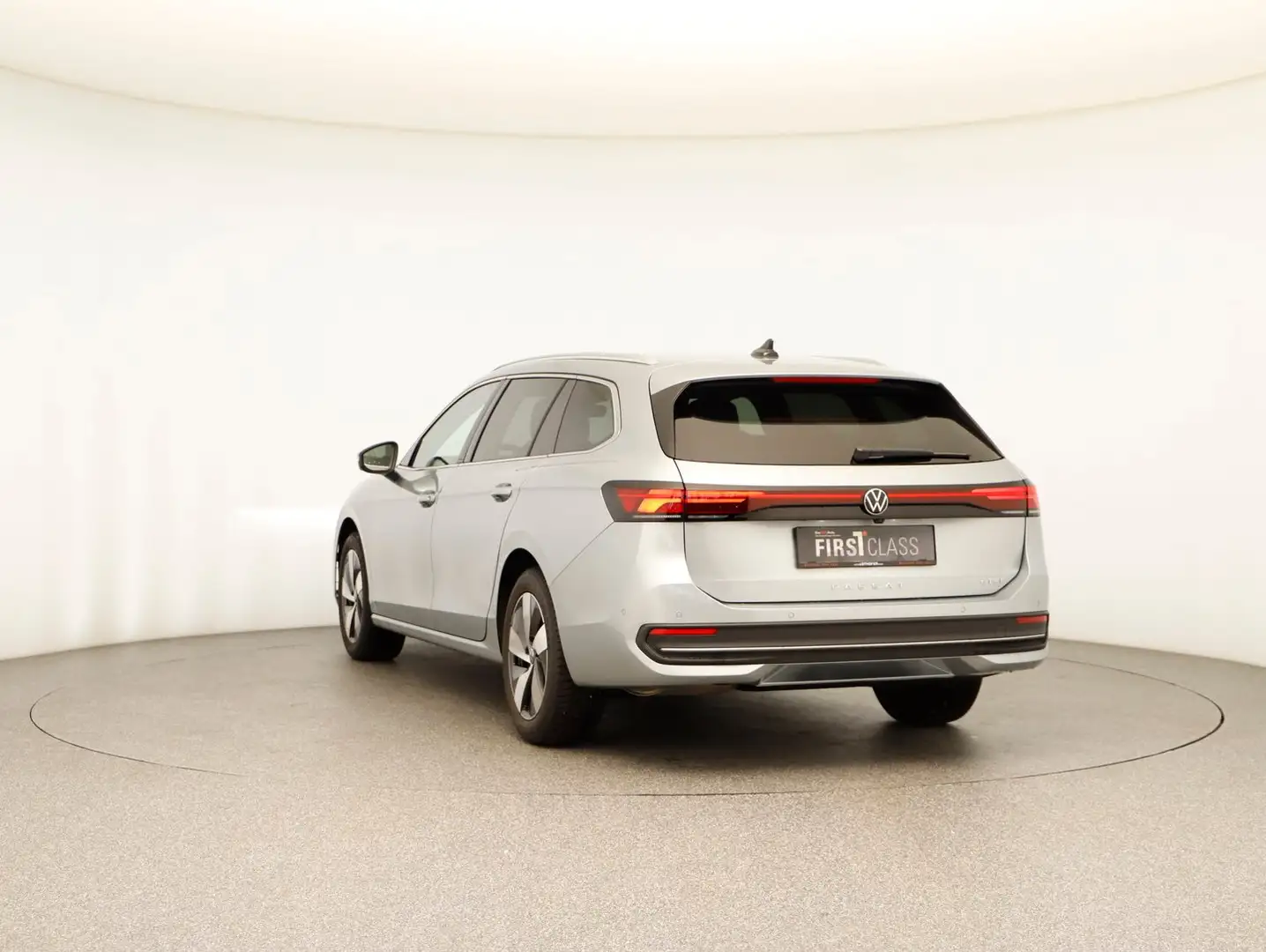 Volkswagen Passat Variant Business eTSI DSG Silber - 2