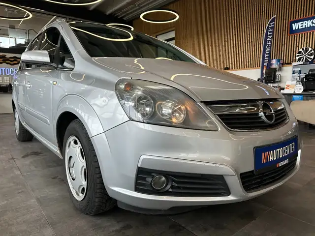 Opel Zafira view 3
