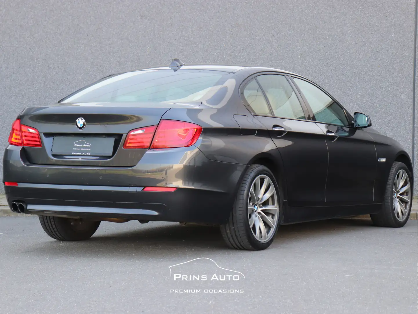 BMW 520 5-serie 520i High Executive |PANO|NAVI|LEDER|PDC|M Šedá - 2