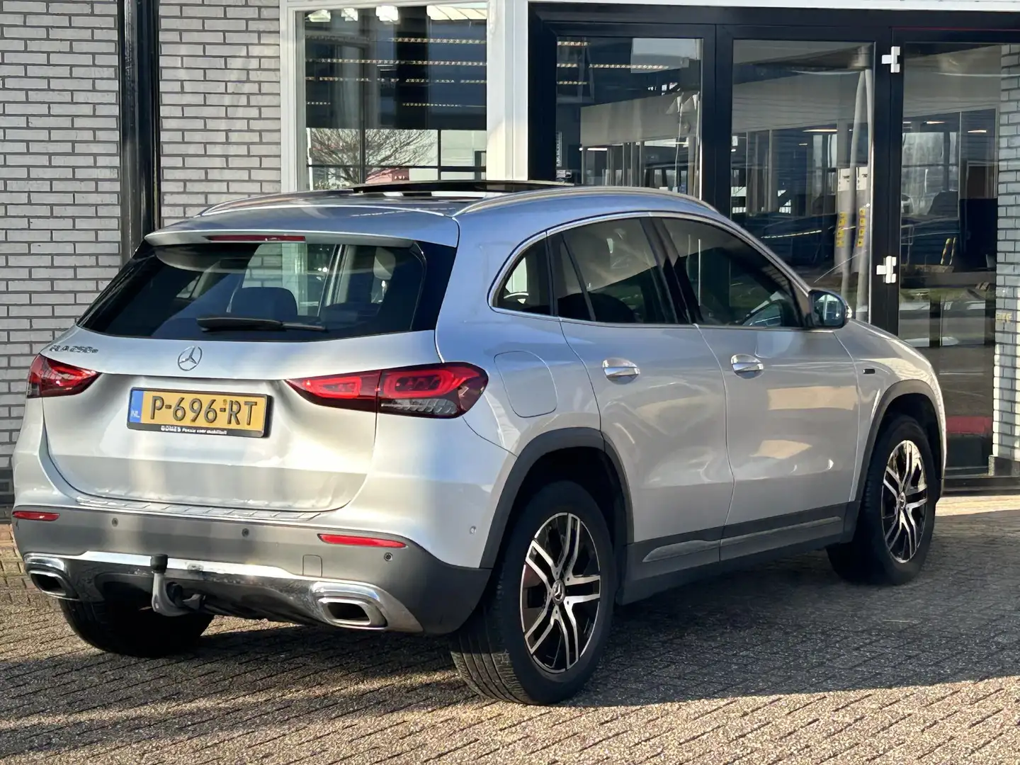 Mercedes-Benz GLA 250 e Panoramadak | Trekhaak | Massagestoelen Gris - 2