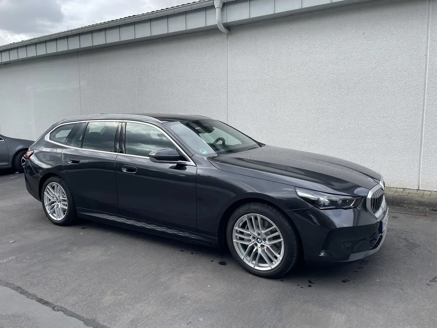 BMW i5 eDrive40 Touring, wie neu, NP ca. 78600.- Grau - 1