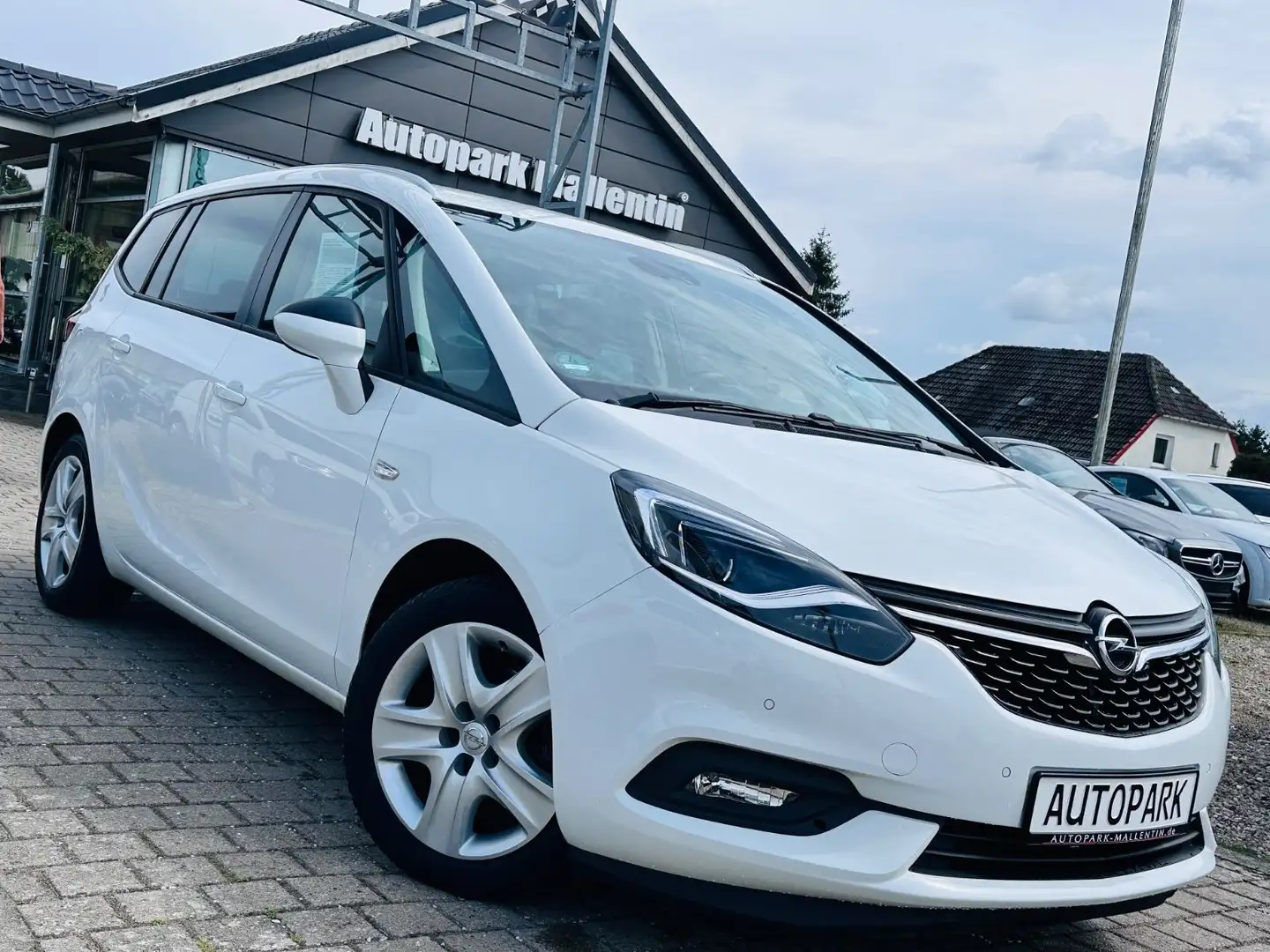 Opel Zafira Tourer Zafira C Business Edition *NAVI*KAMERA*LED*AHK* Weiß - 2