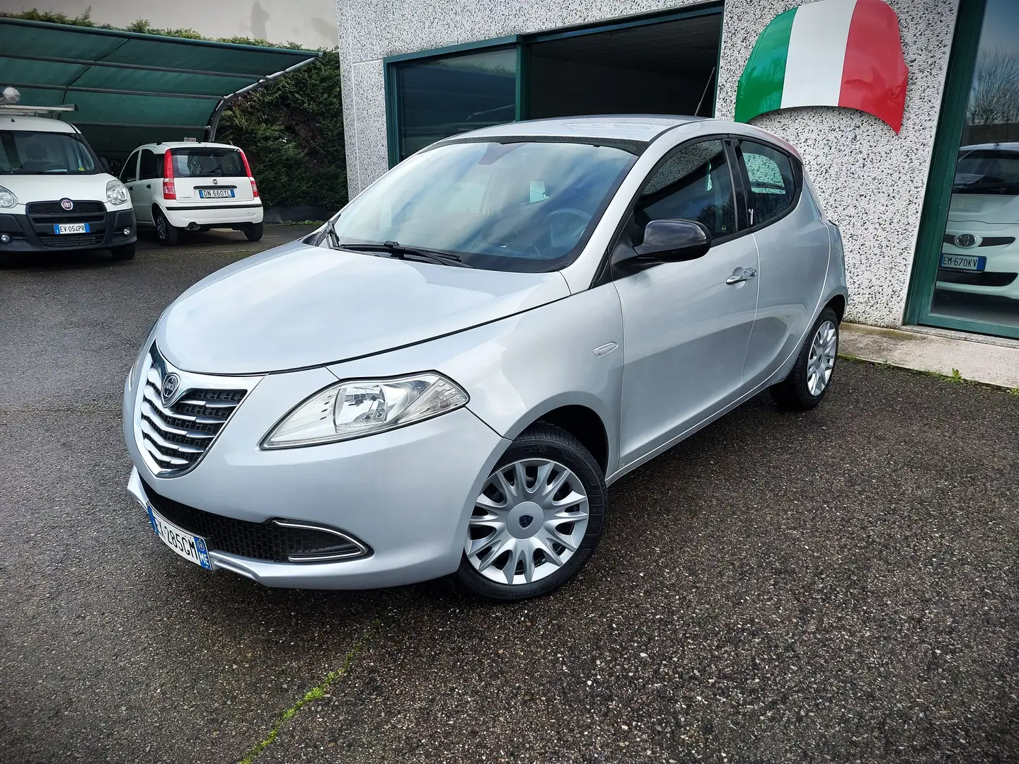 Lancia Ypsilon Ypsilon 1.3 mjt 95 CV Platinum NEOPATENTATI OK Plateado - 1