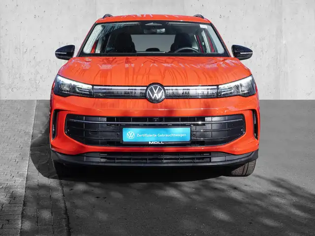Volkswagen Tiguan view 3