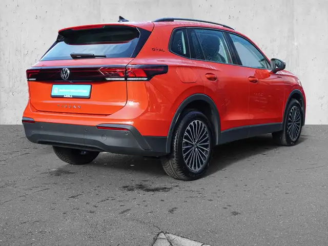 Volkswagen Tiguan view 4