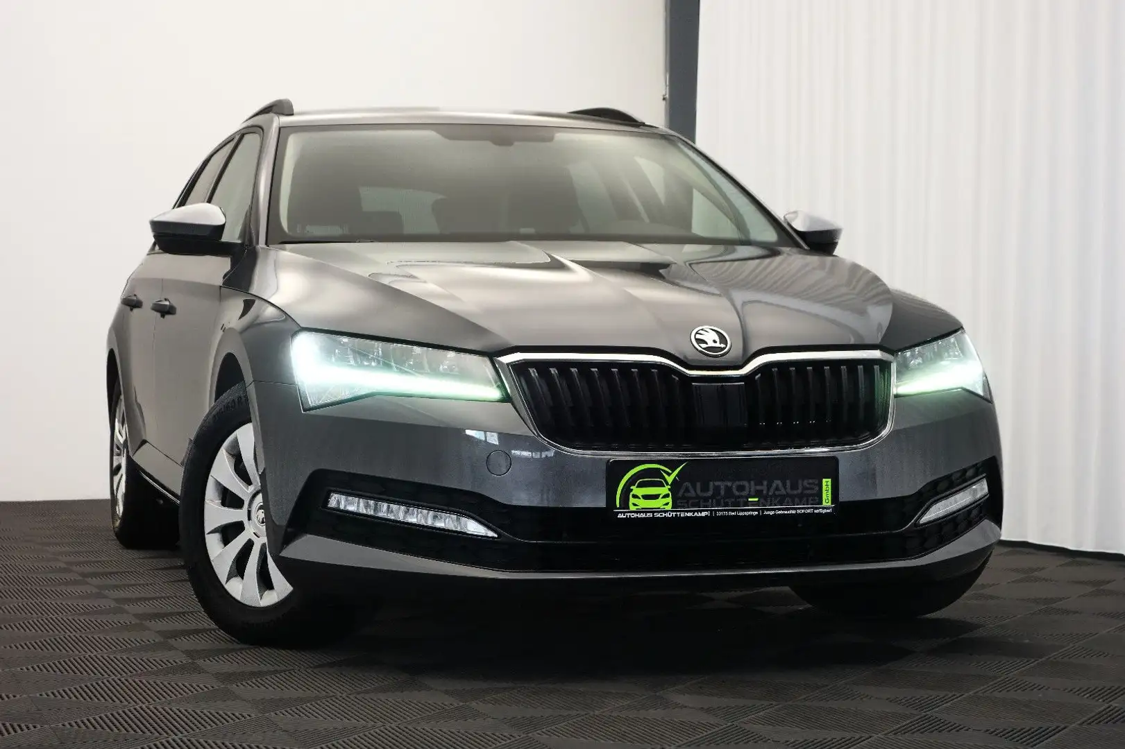 Skoda Superb Combi Active DSG LED+AHKPL+8xREIFEN Grau - 1
