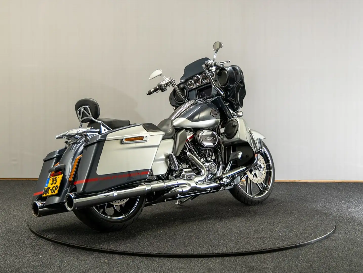 Harley-Davidson Street Glide FLHXSE CVO Zwart - 2