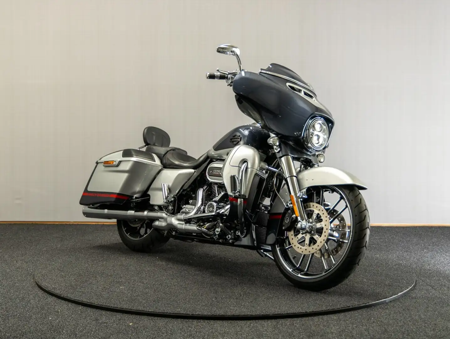 Harley-Davidson Street Glide FLHXSE CVO Zwart - 1
