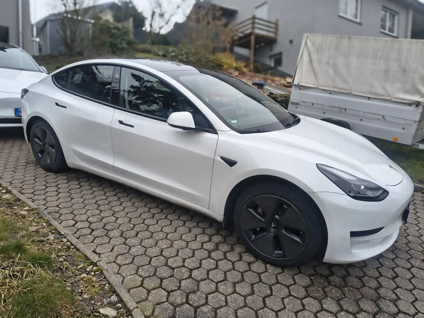 Tesla Model 3 RWD Hinterradantrieb mit AHK und Allwetterreifen - 1