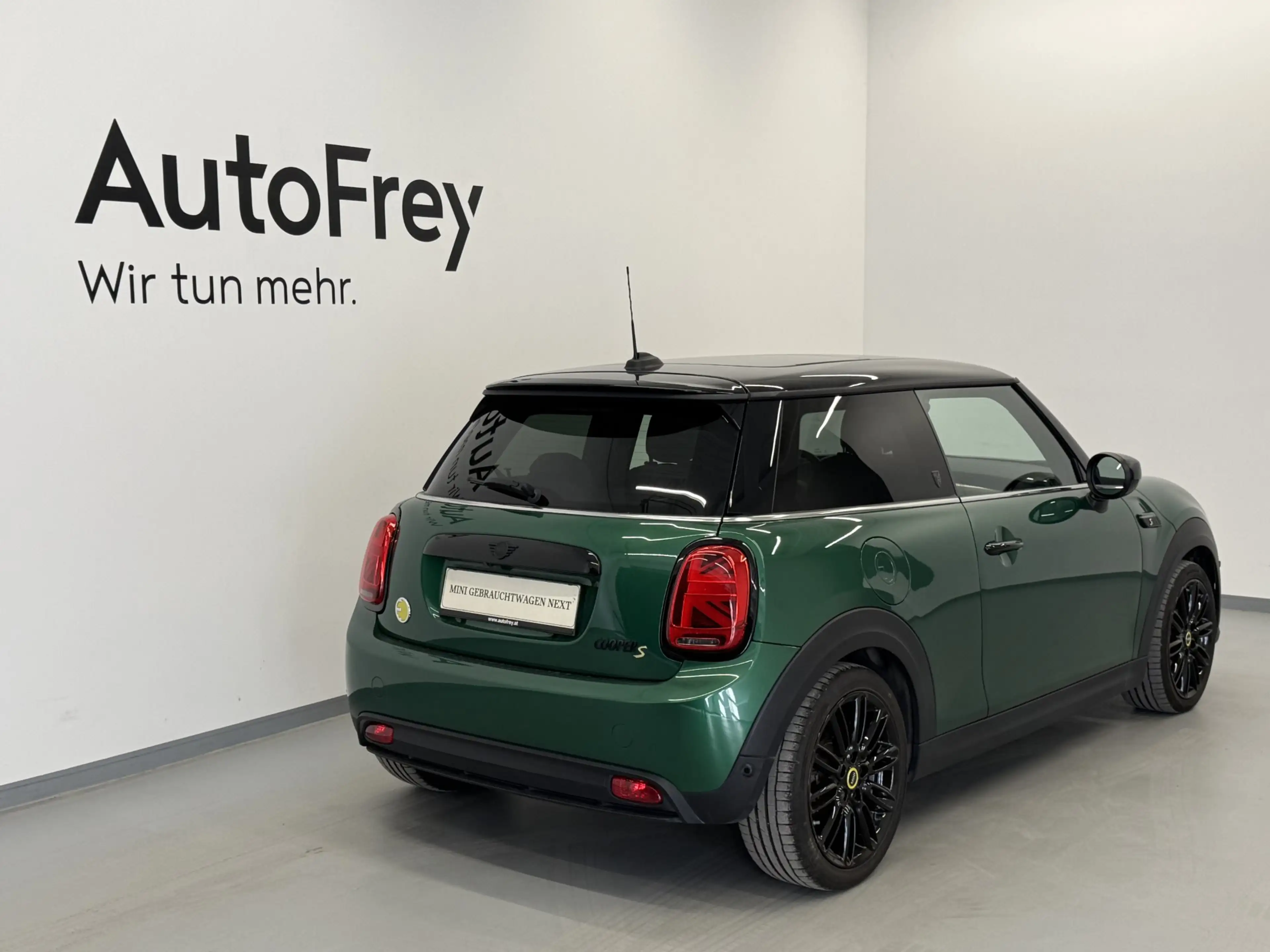 MINI Cooper SE — photo 2