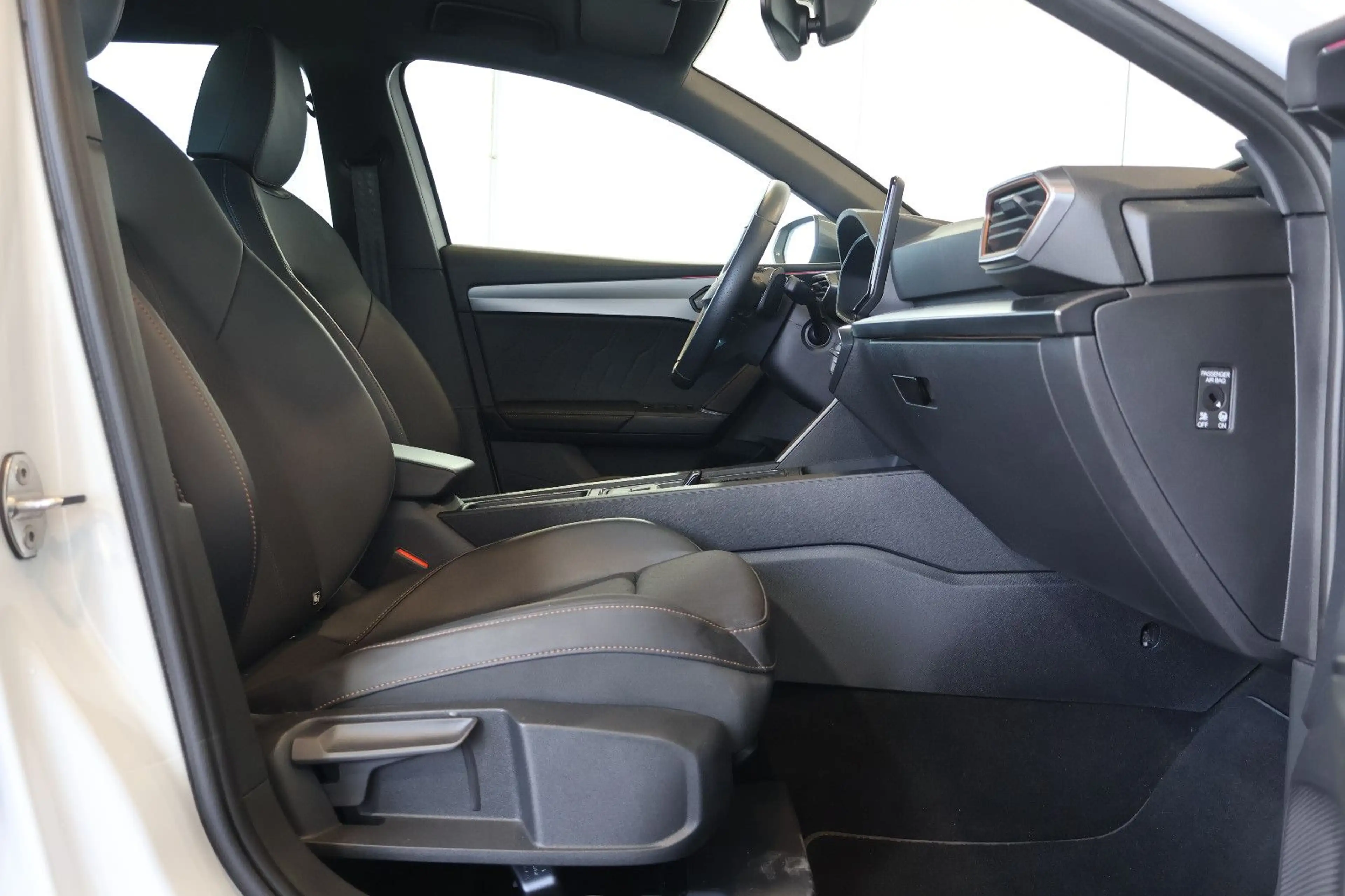 CUPRA Leon ST 1.5 eTSI AID+ACC+CARPLAY+KAM+LED+18" — photo 14