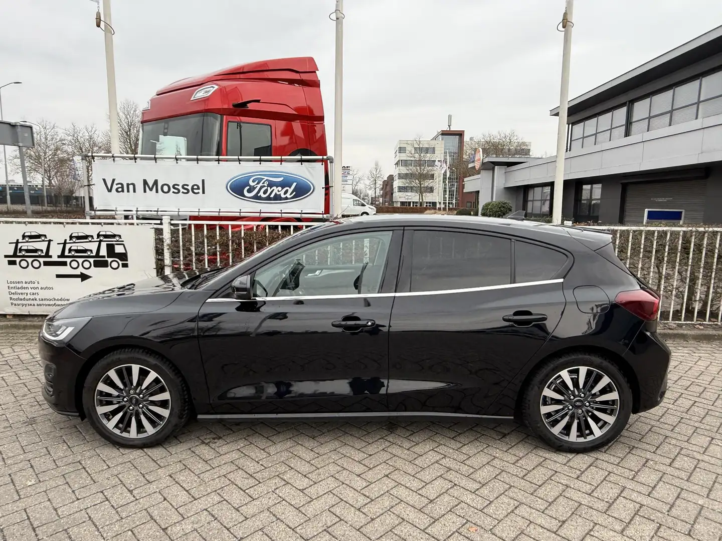 Ford Focus 1.5 EcoBlue Titanium X 120pk | Automaat | Voorstoe Zwart - 2