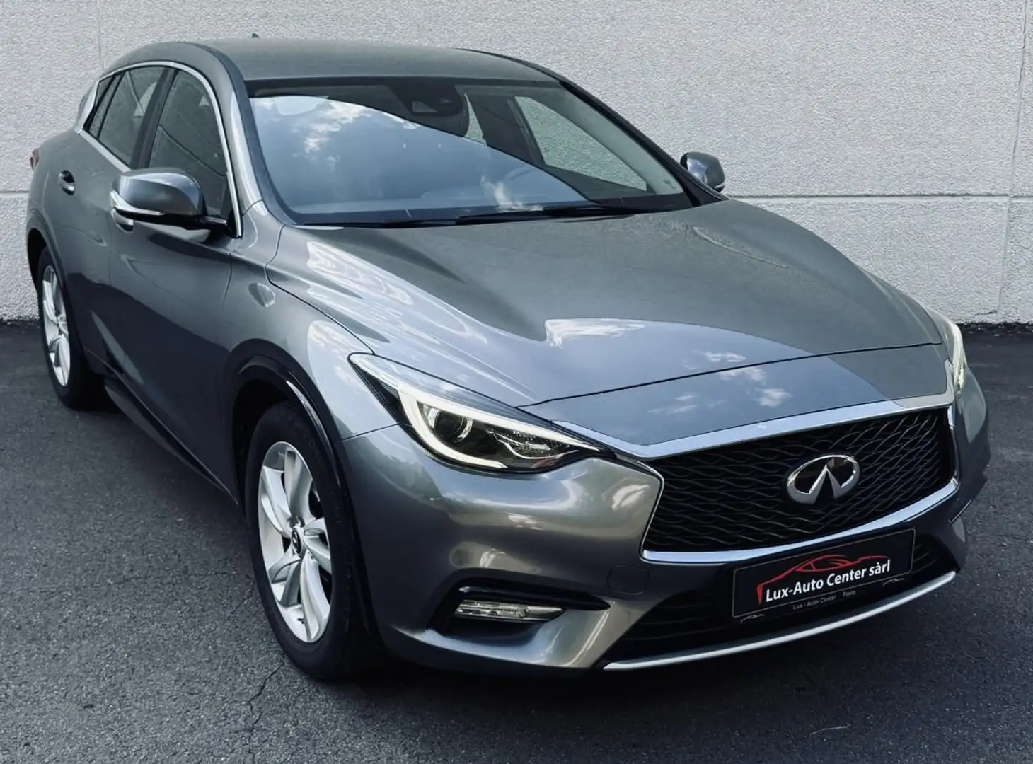 Infiniti Q30 1.5d Premium DCT Grey - 2