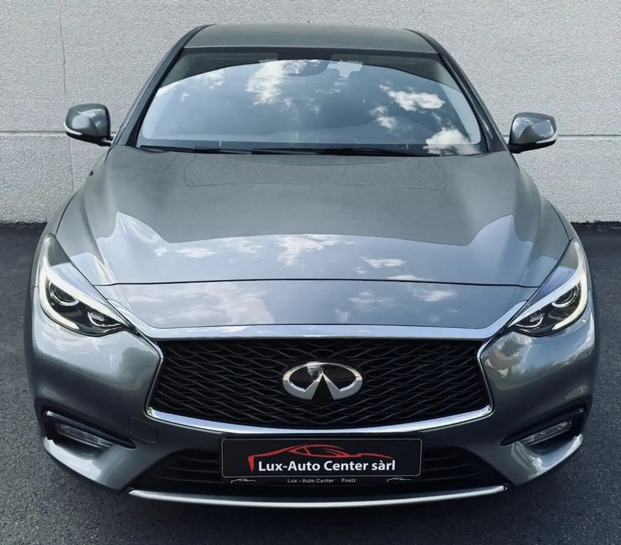 Infiniti Q30 1.5d Premium DCT Grey - 1