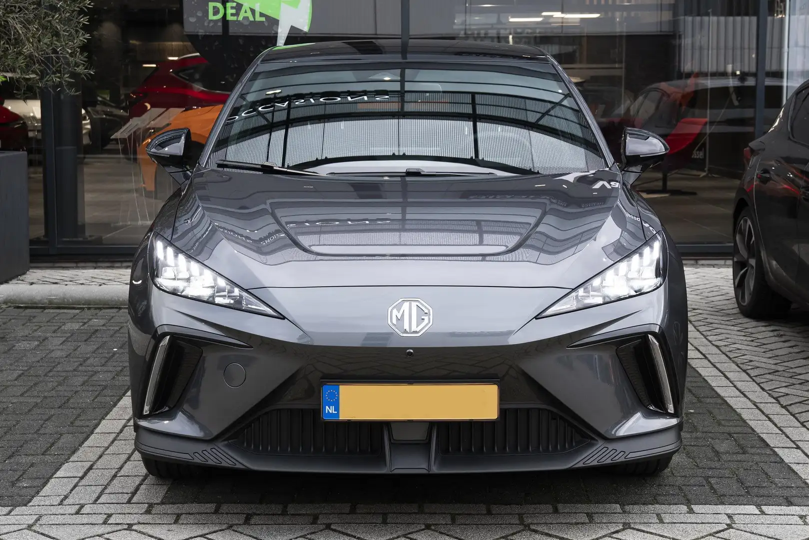 MG MG4 Electric Luxury 64 kWh | Stoelverwarming | Stuurve Grijs - 2