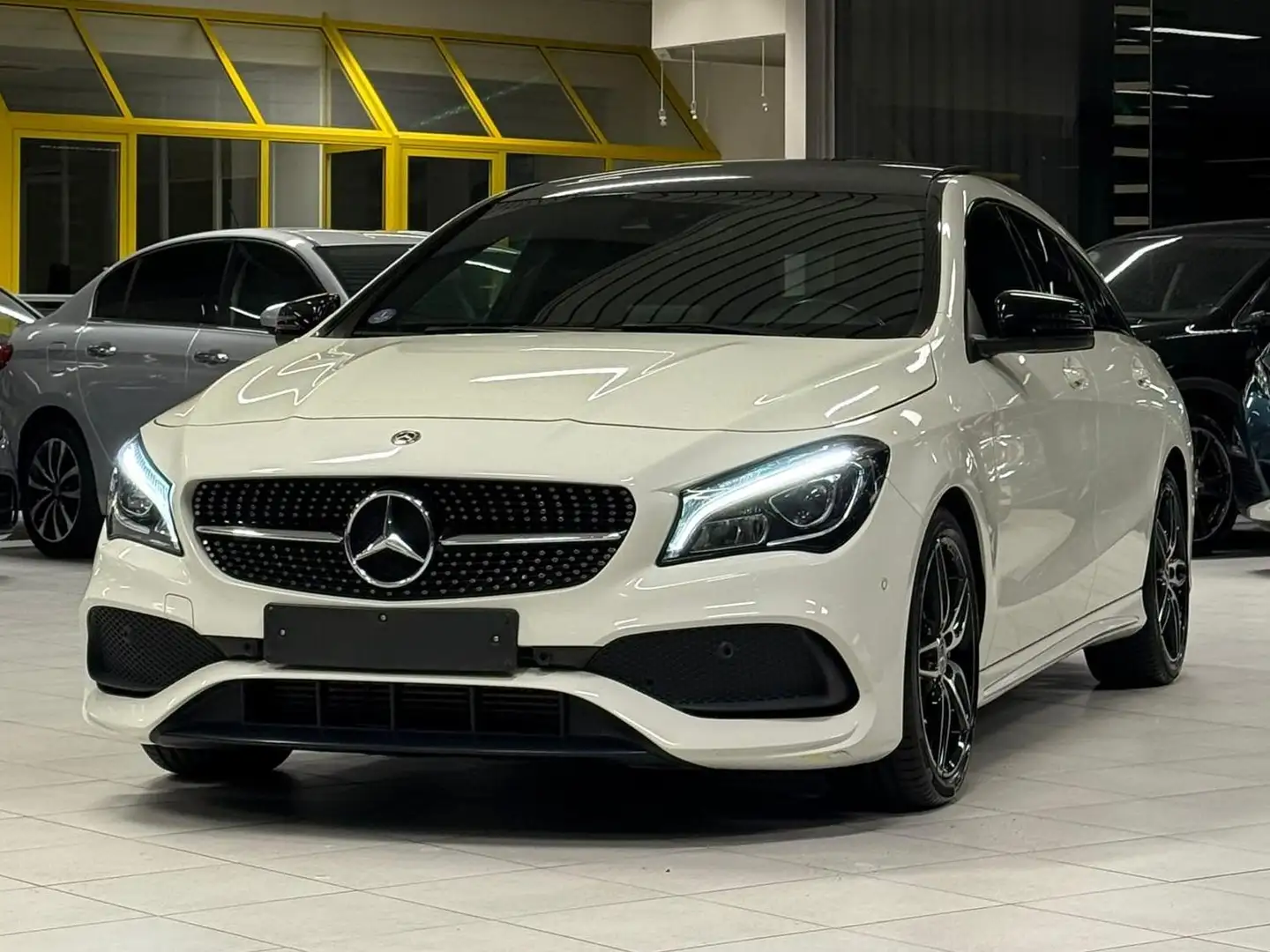 Mercedes-Benz CLA 180 AMG Pack 1.6i 90kw Euro 6b Année 2017, 74.000KM Blanc - 1