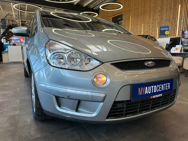 Ford S-Max view 3