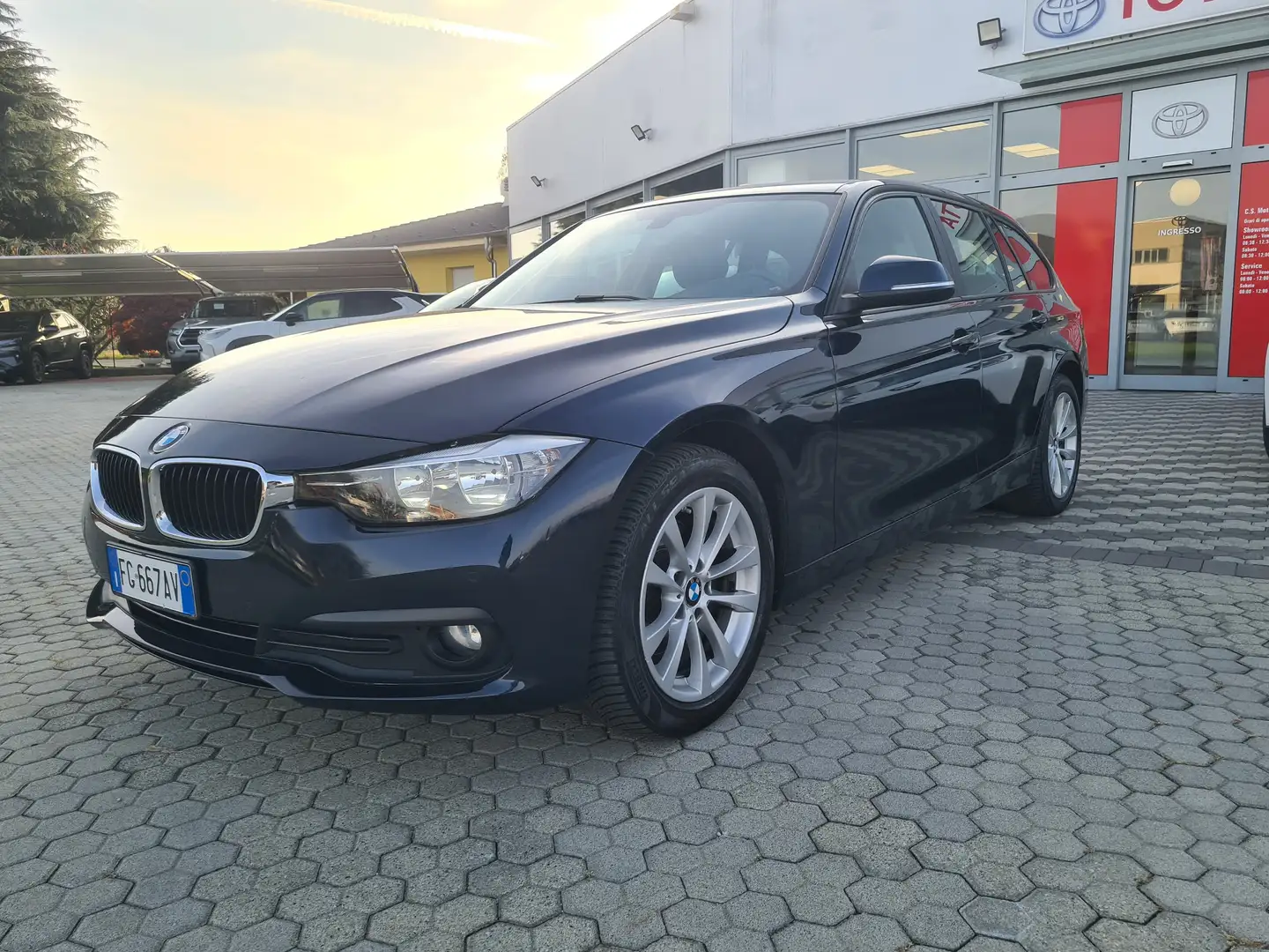 BMW 320 Serie 3 F31 Touring 320d Business Advantage auto Blauw - 2
