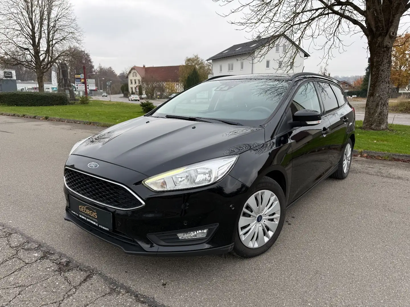 Ford Focus 1.5 TDCi Turnier Business NAVI PDC SHZ LHZ Schwarz - 1