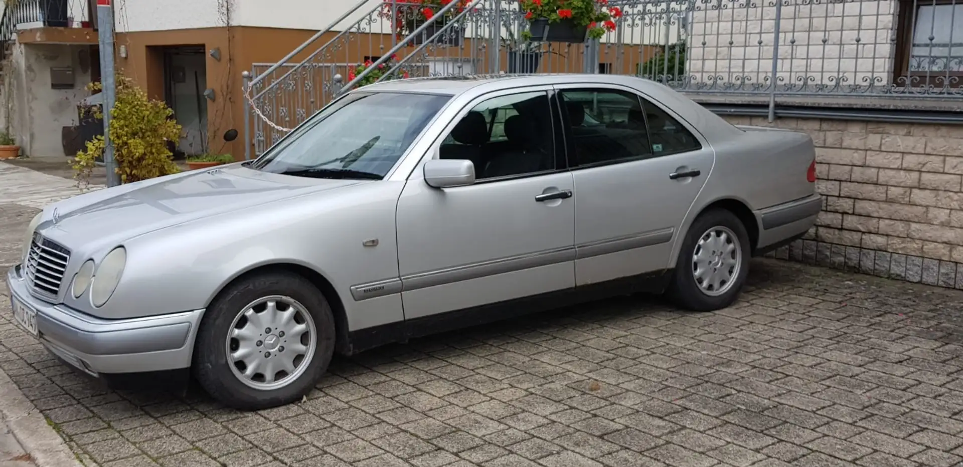 Mercedes-Benz 200 E 200 Elegance Automatik Silber - 1