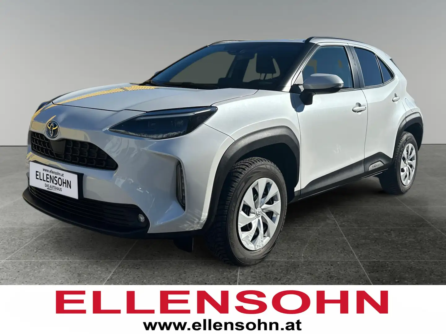 Toyota Yaris Cross 1,5 l Hybrid 4x4 Active Drive   8-fach bereift! A Weiß - 1