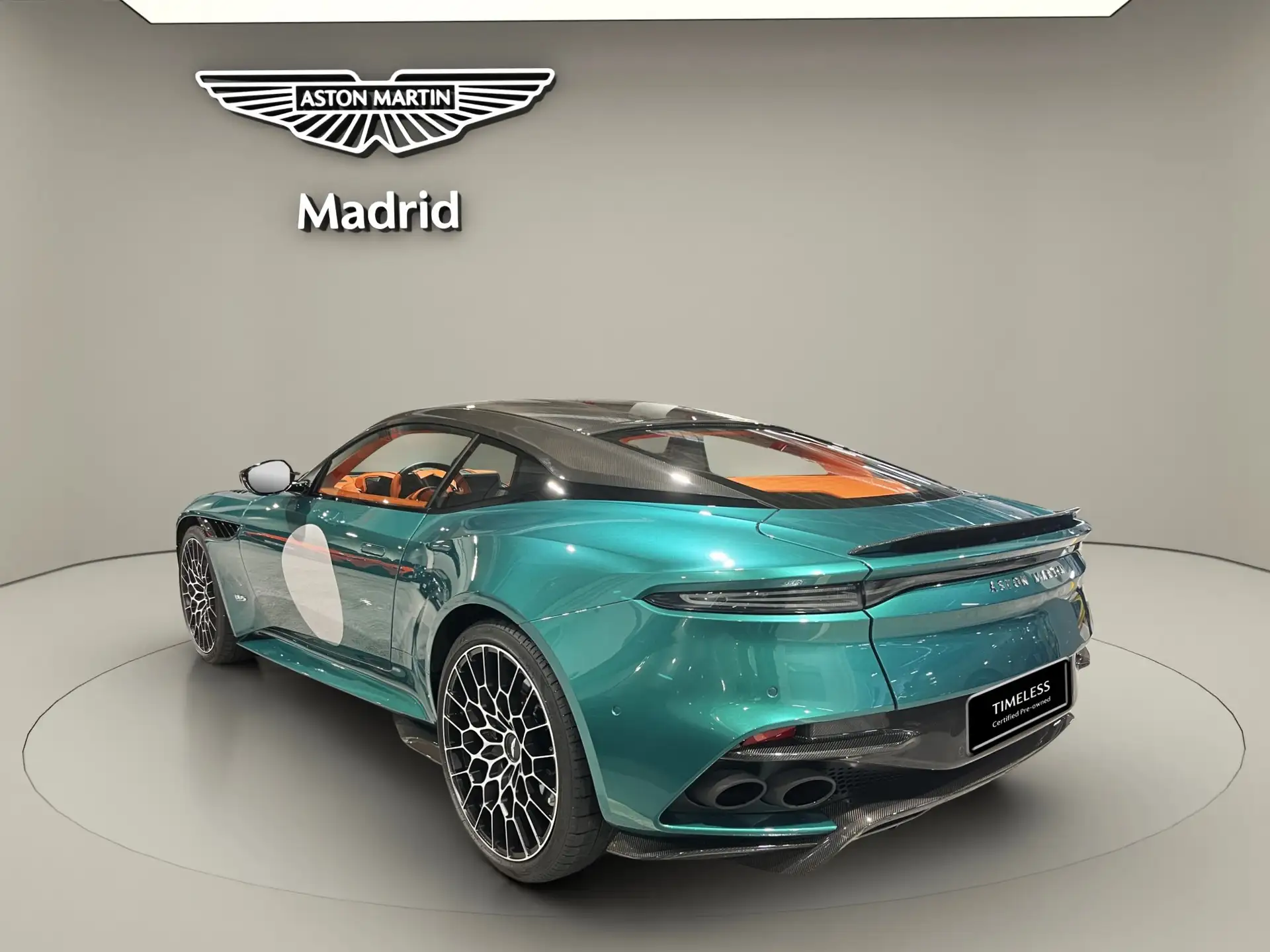 애스턴마틴 DBS Coupe 2024 청록 사진 4