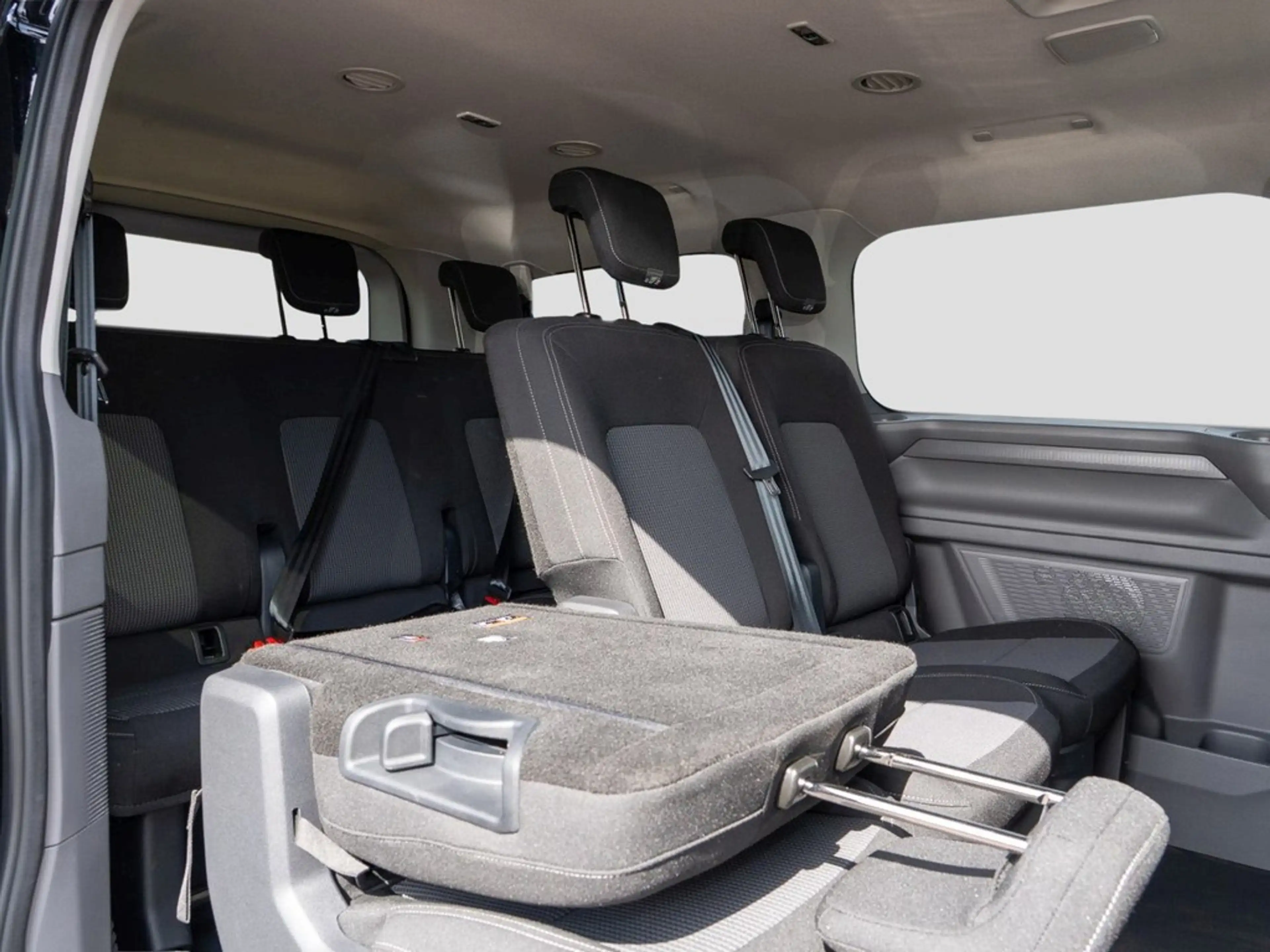 Volkswagen T7 Caravelle 2.0 TDI DSG IQ Light, Rear-View — photo 11