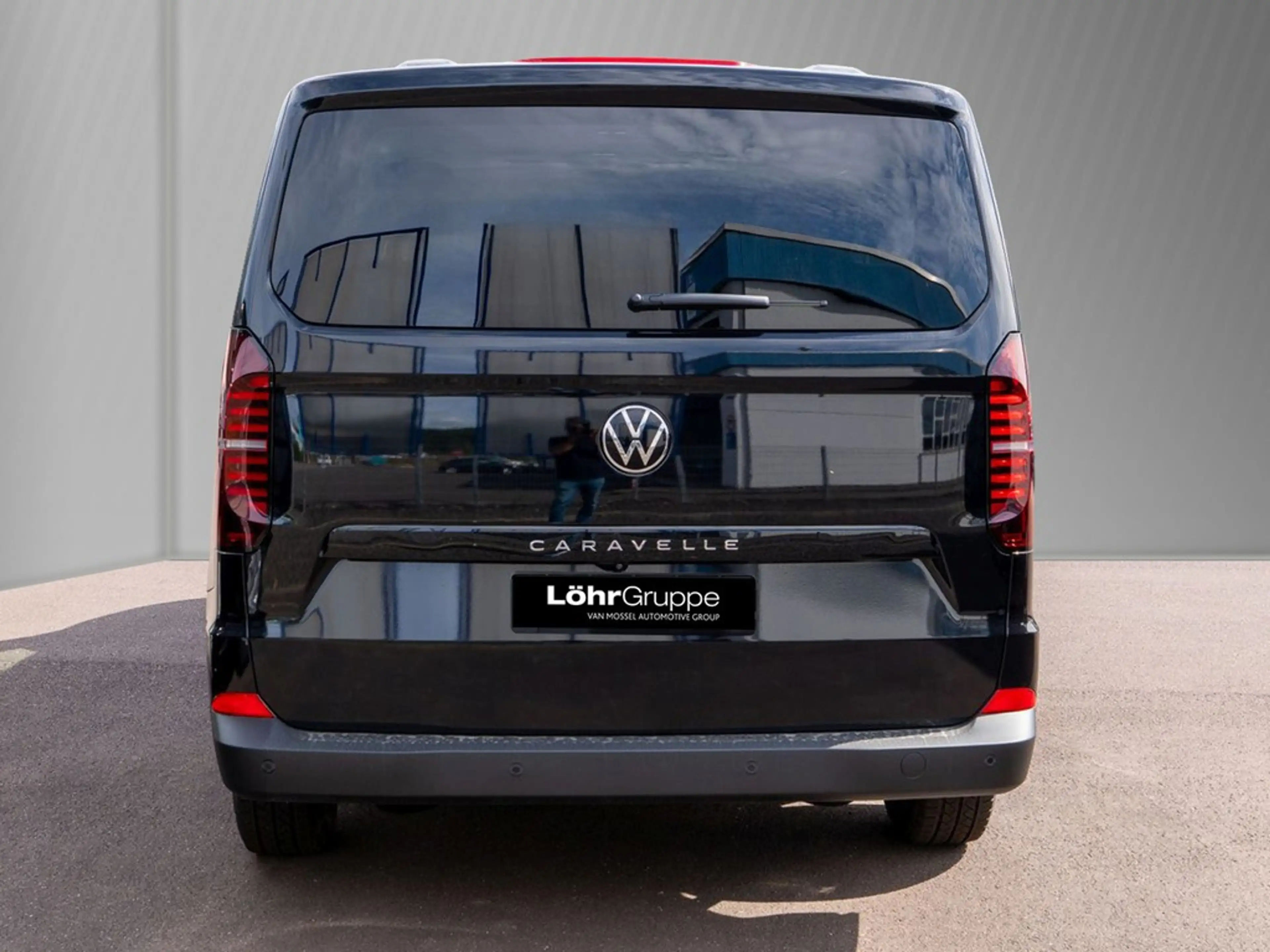 Volkswagen T7 Caravelle 2.0 TDI DSG IQ Light, Rear-View — photo 5
