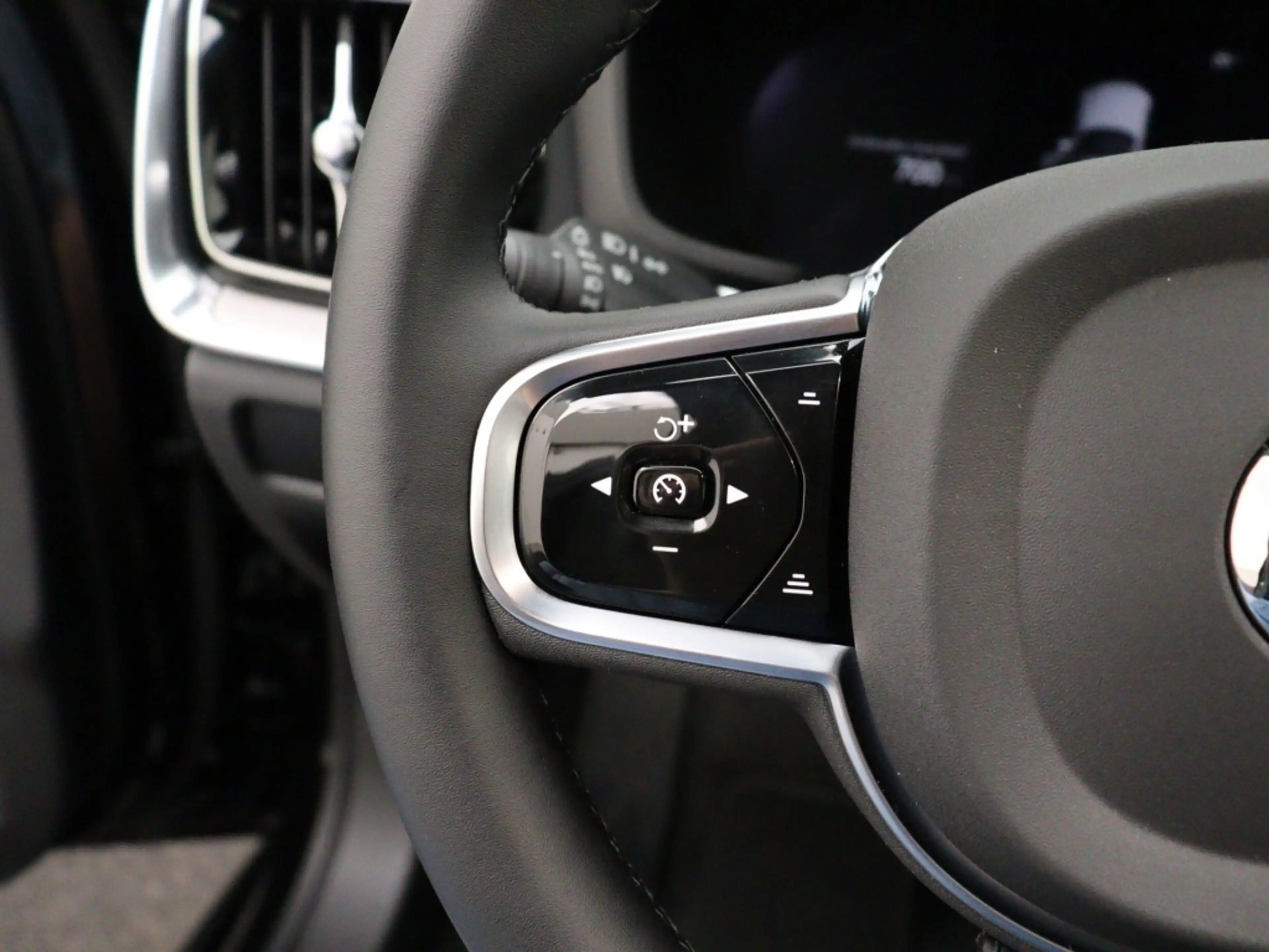 Volvo V60 T8 PLUG-IN HYBRID PLUS DARK SCHUIFDAK 360GR CAM HA — photo 14