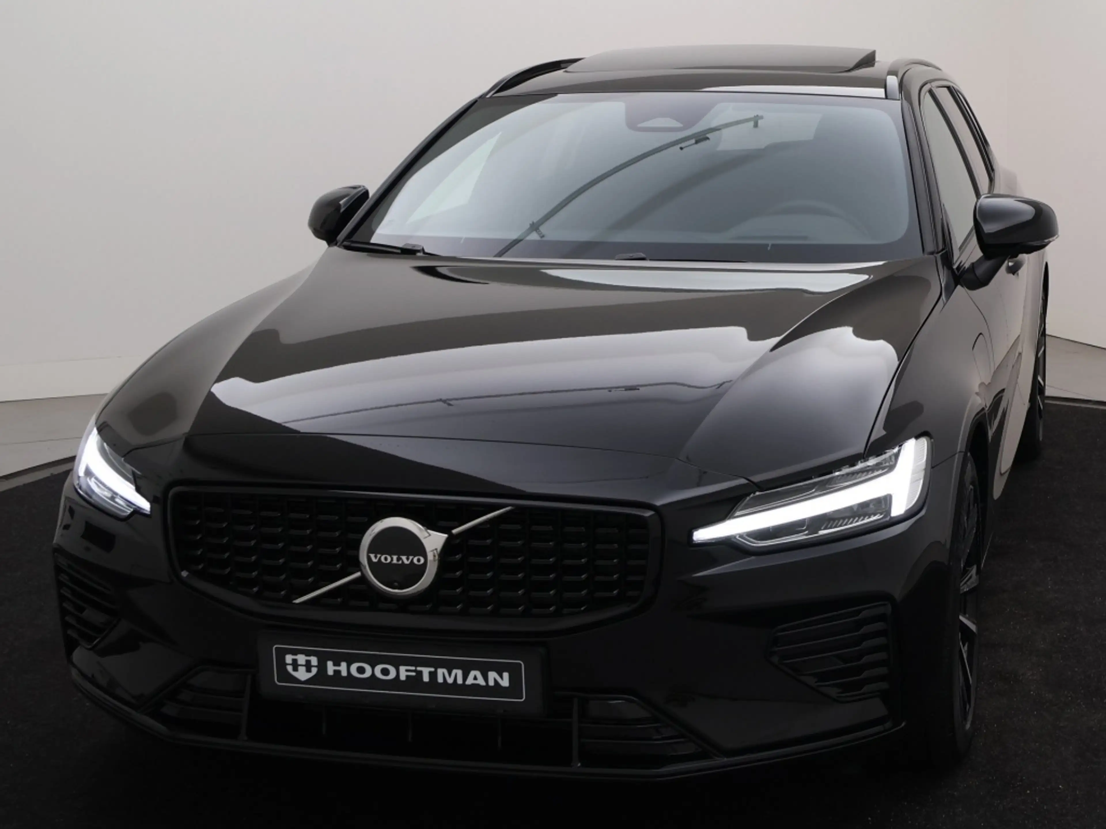 Volvo V60 T8 PLUG-IN HYBRID PLUS DARK SCHUIFDAK 360GR CAM HA — photo 6