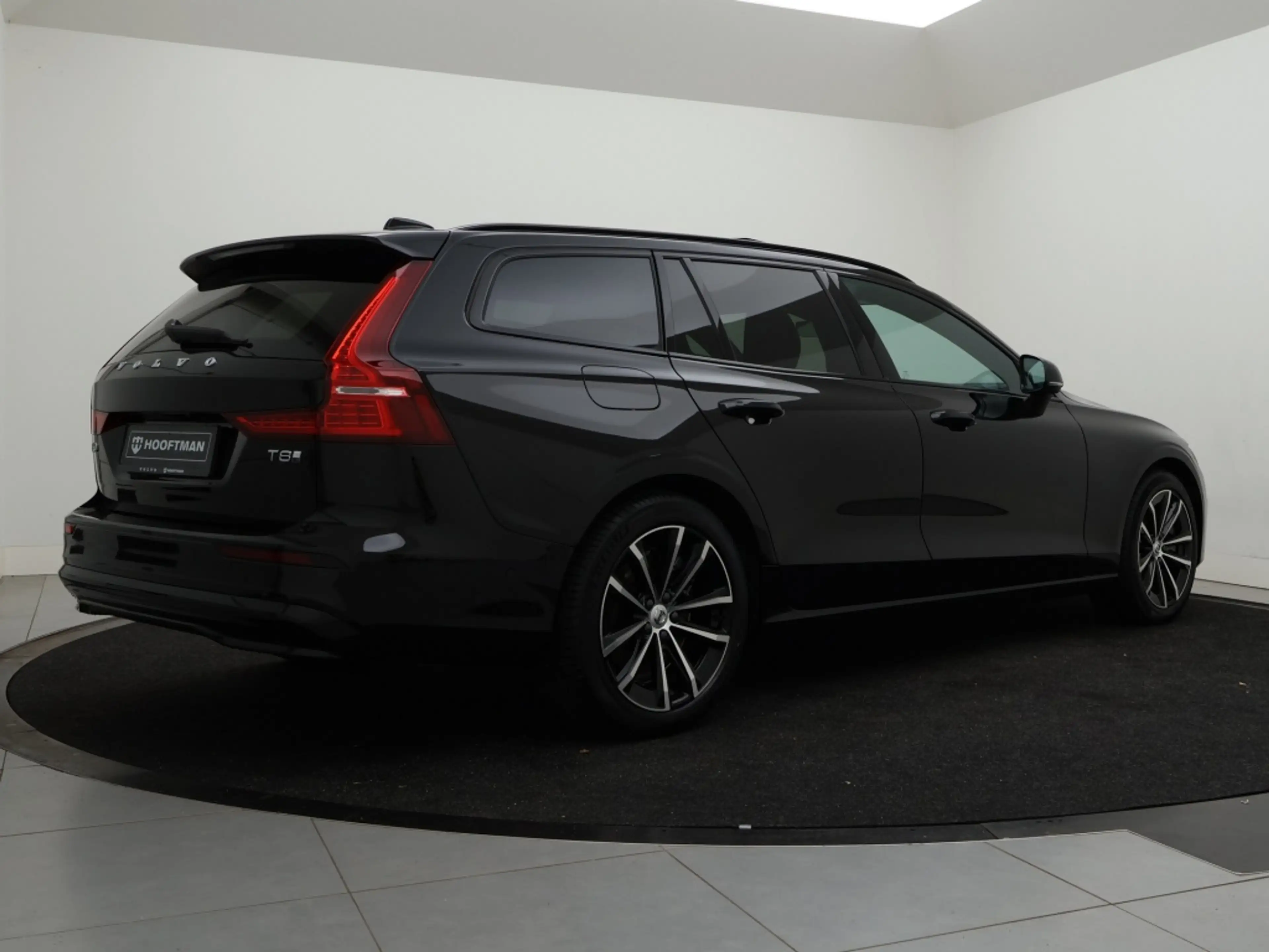 Volvo V60 T8 PLUG-IN HYBRID PLUS DARK SCHUIFDAK 360GR CAM HA — photo 3