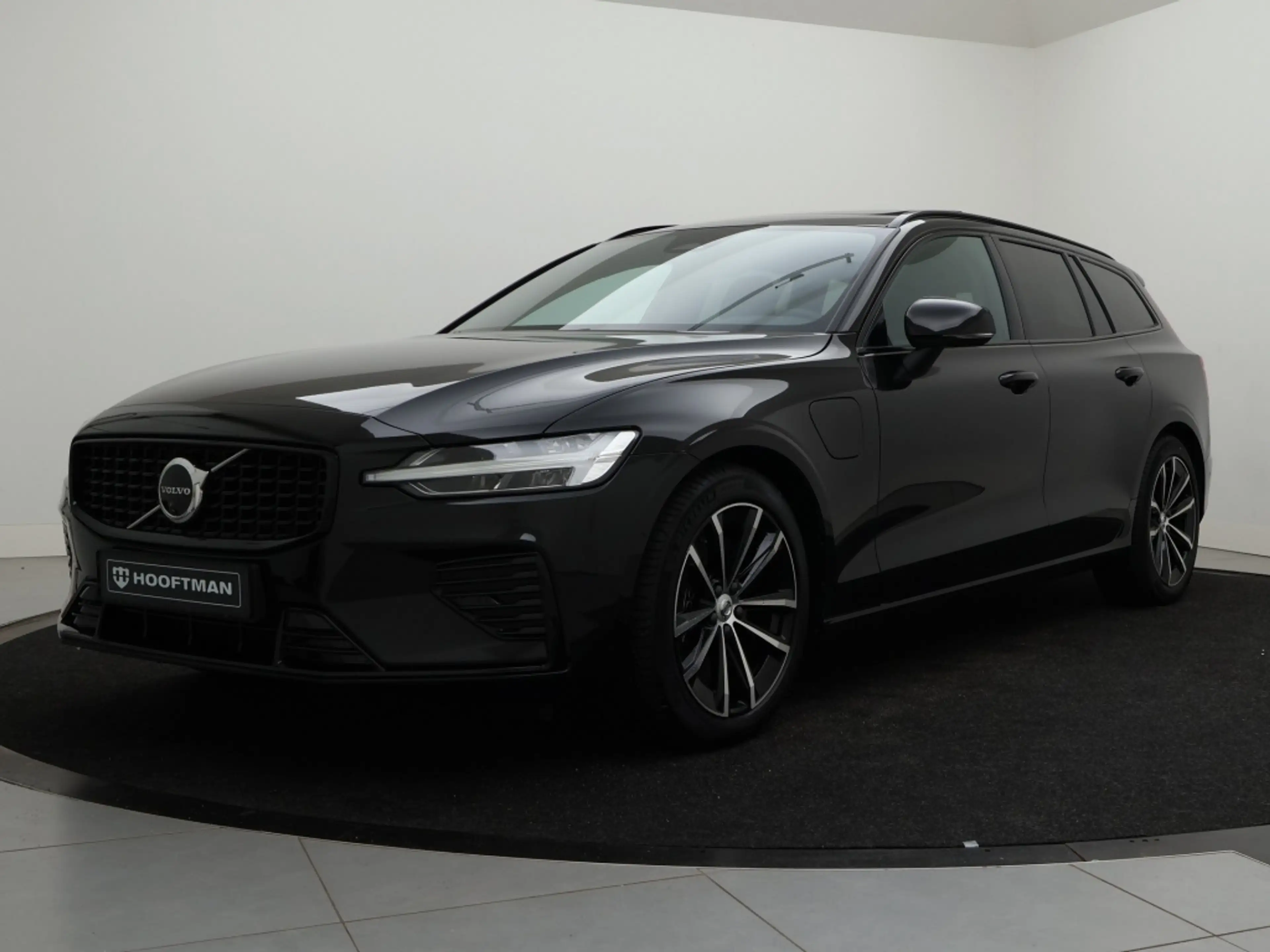 Volvo V60 T8 PLUG-IN HYBRID PLUS DARK SCHUIFDAK 360GR CAM HA — photo 2