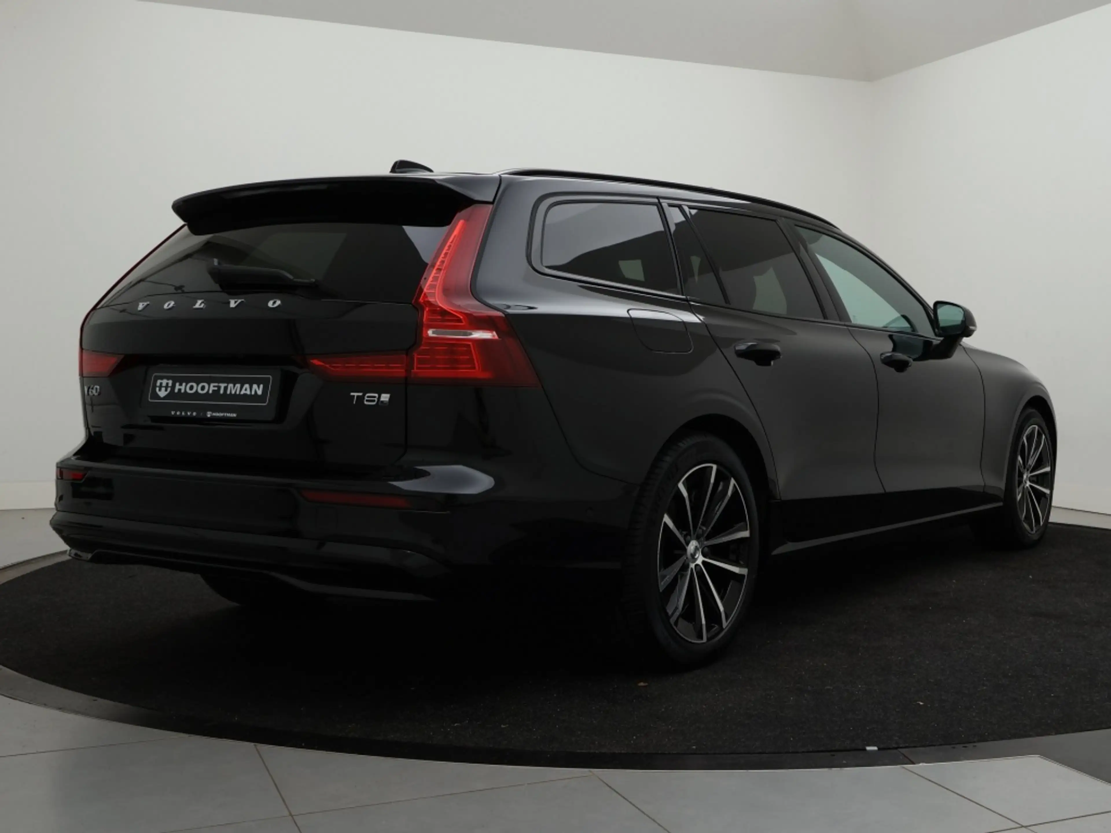 Volvo V60 T8 PLUG-IN HYBRID PLUS DARK SCHUIFDAK 360GR CAM HA — photo 4