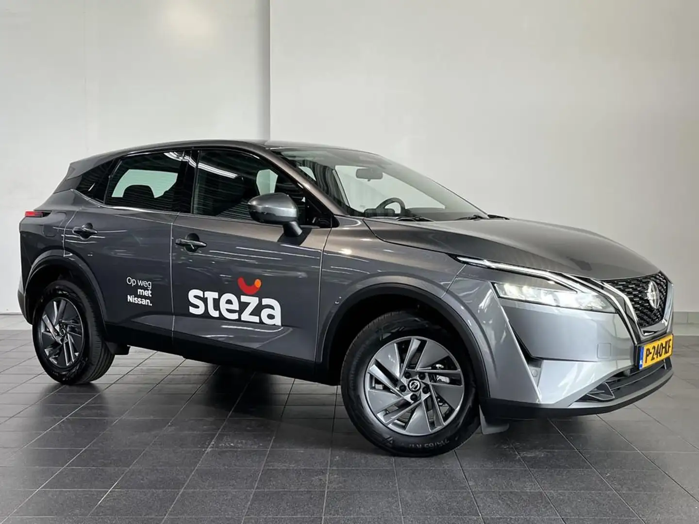 Nissan Qashqai 1.3 MHEV Acenta | Navigatie | 360 Camera | Climate Grijs - 2