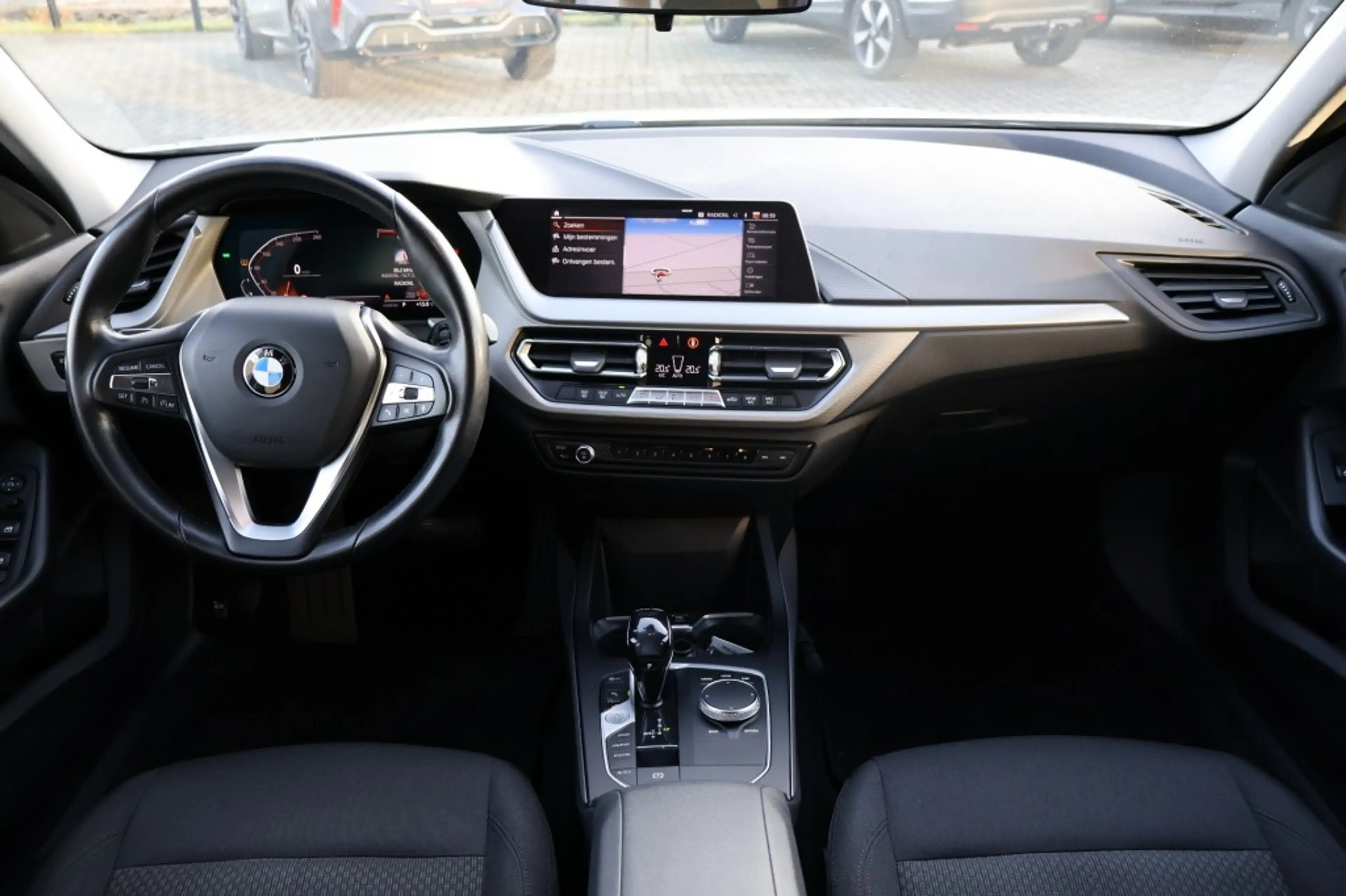 BMW 118 118i Automaat / Navi / PDC / LED / ECC / Carplay — photo 4