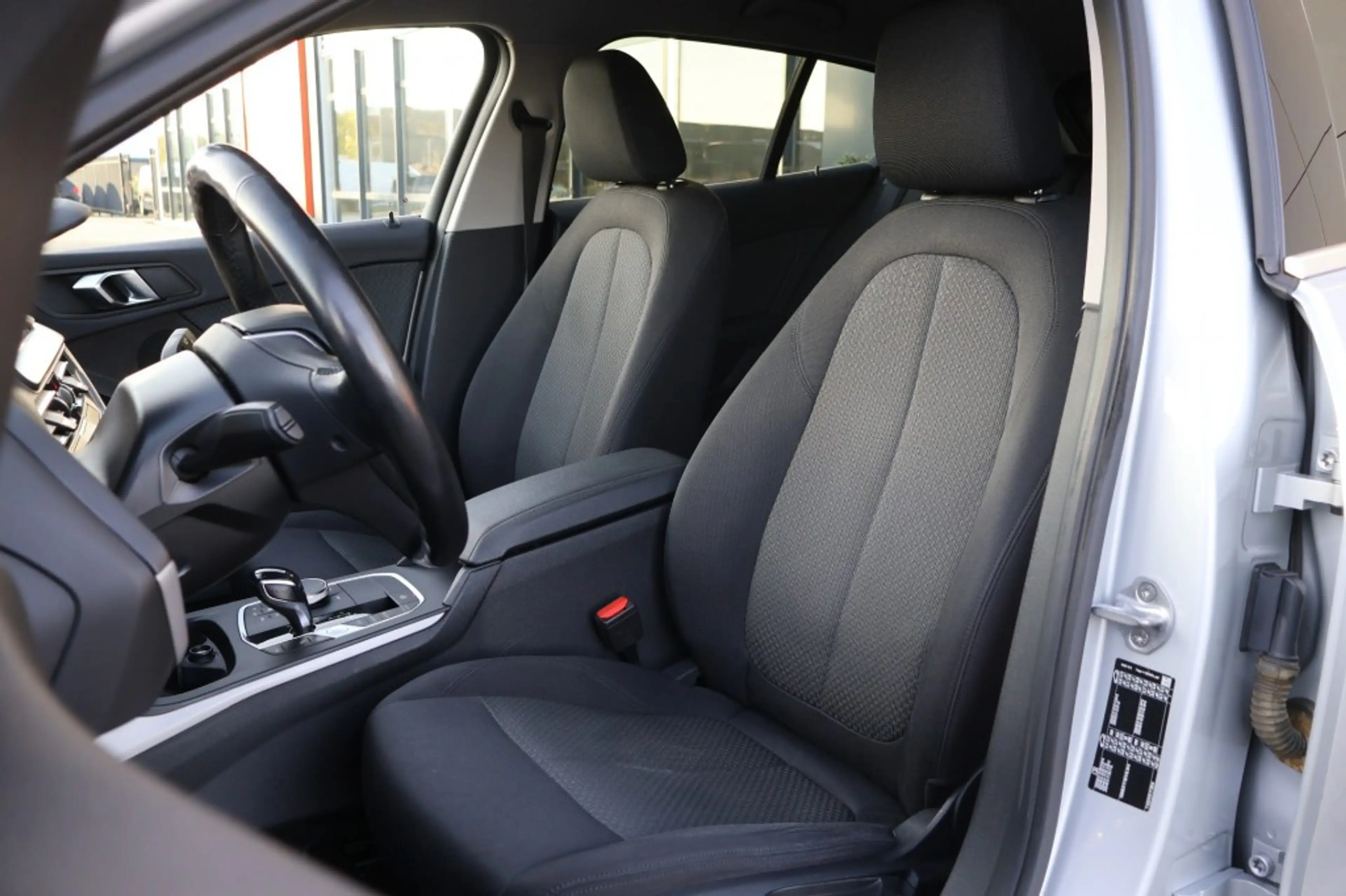 BMW 118 118i Automaat / Navi / PDC / LED / ECC / Carplay — photo 3