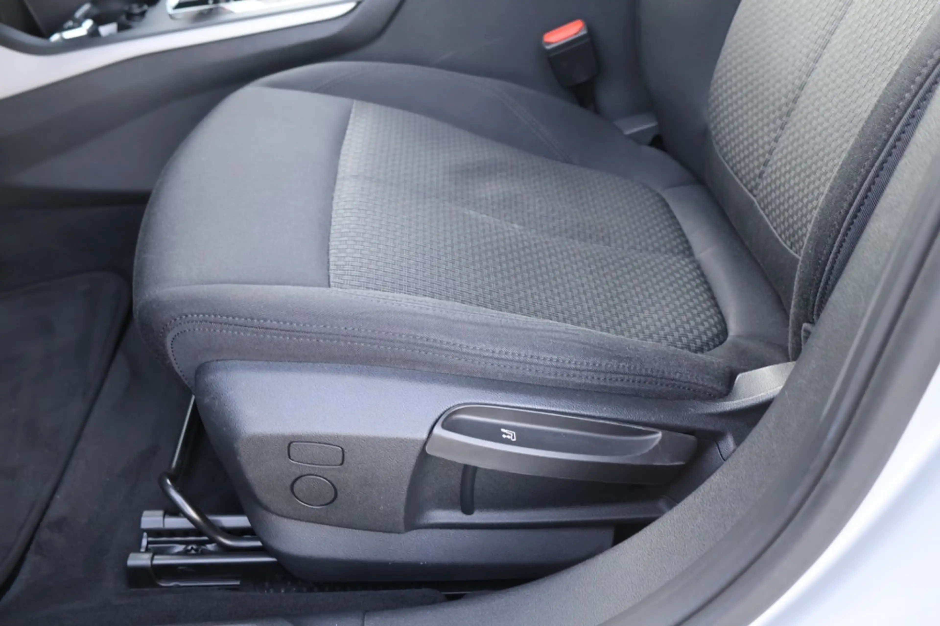 BMW 118 118i Automaat / Navi / PDC / LED / ECC / Carplay — photo 24