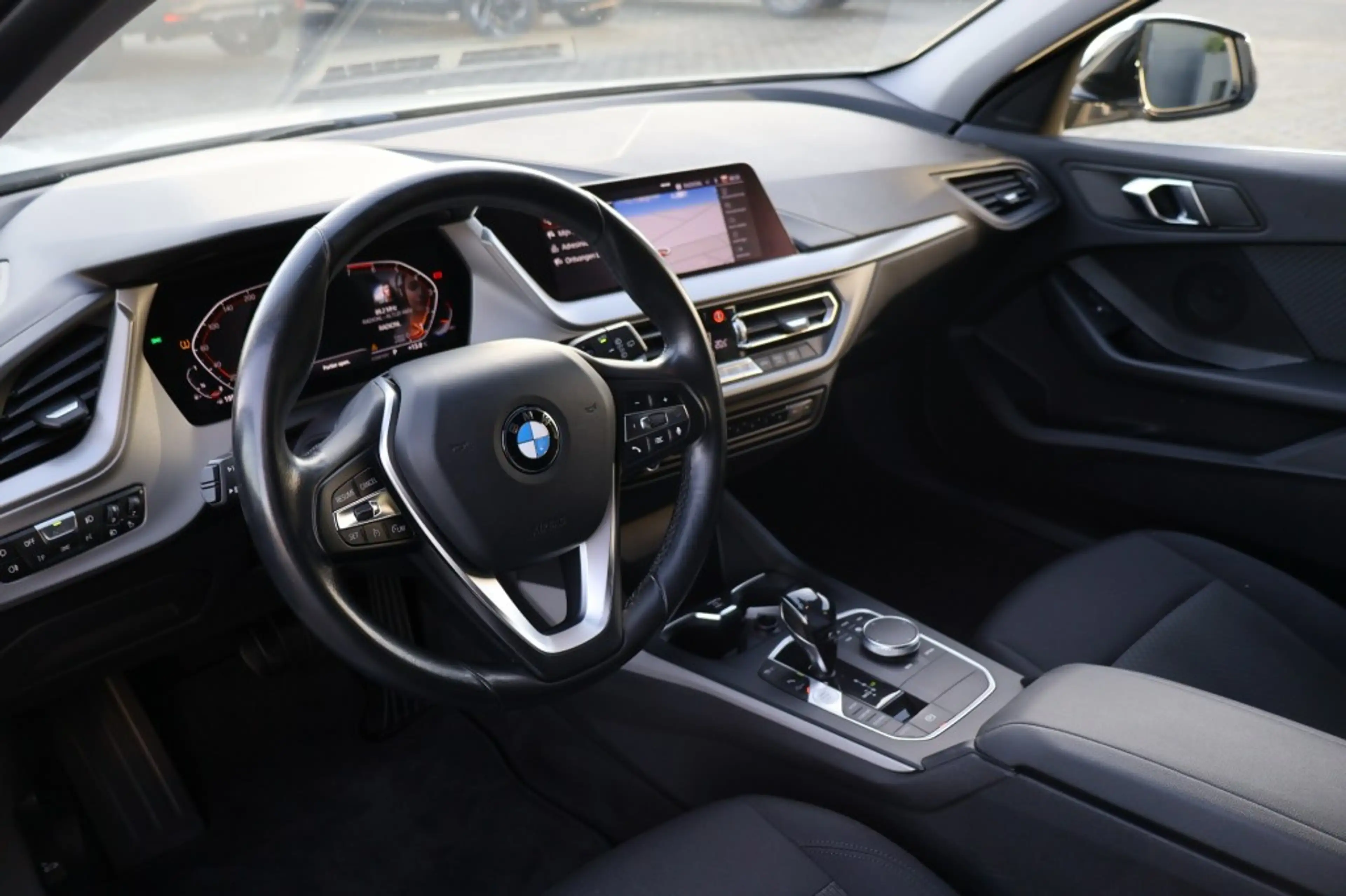 BMW 118 118i Automaat / Navi / PDC / LED / ECC / Carplay — photo 22