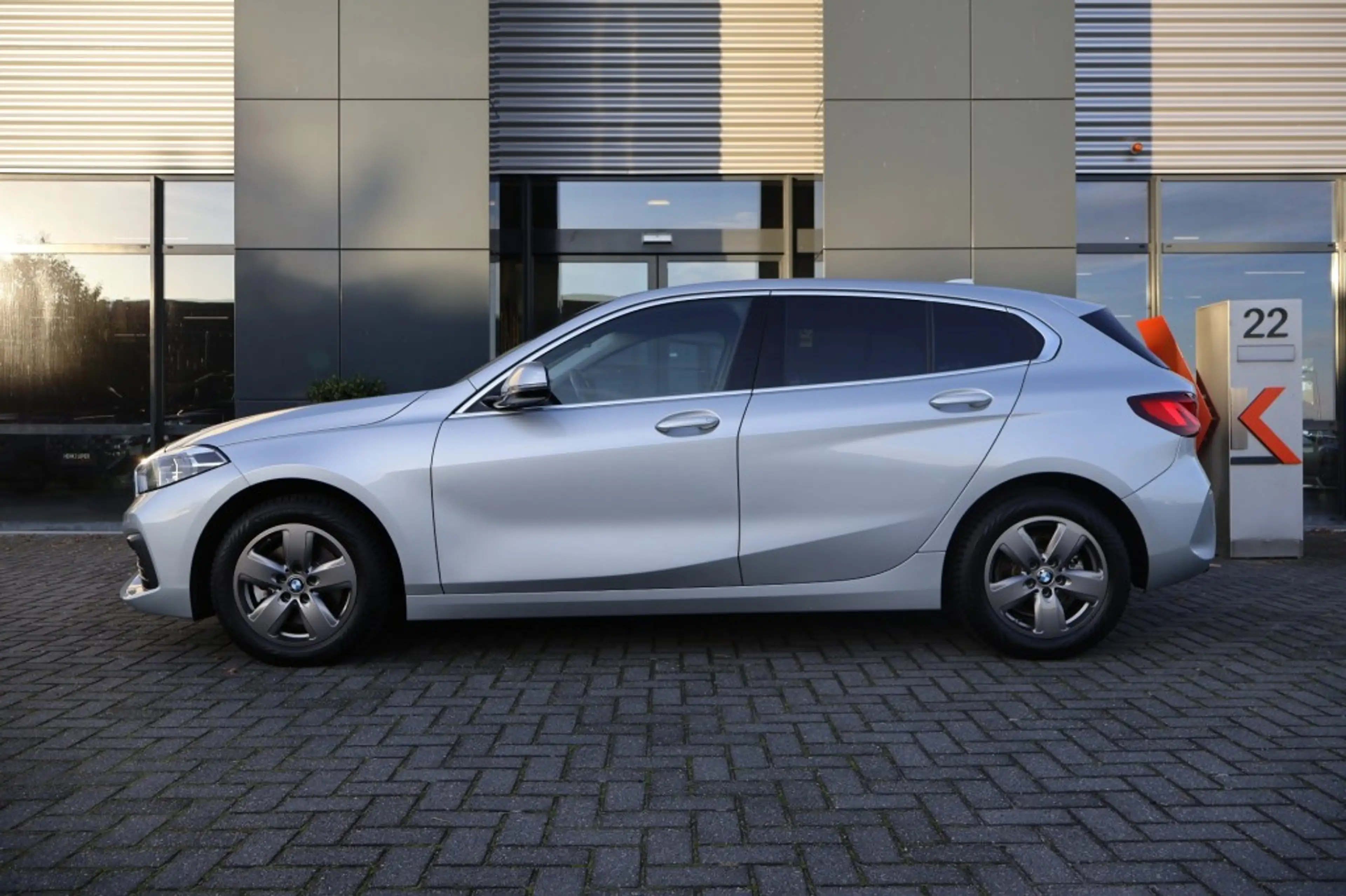 BMW 118 118i Automaat / Navi / PDC / LED / ECC / Carplay — photo 5