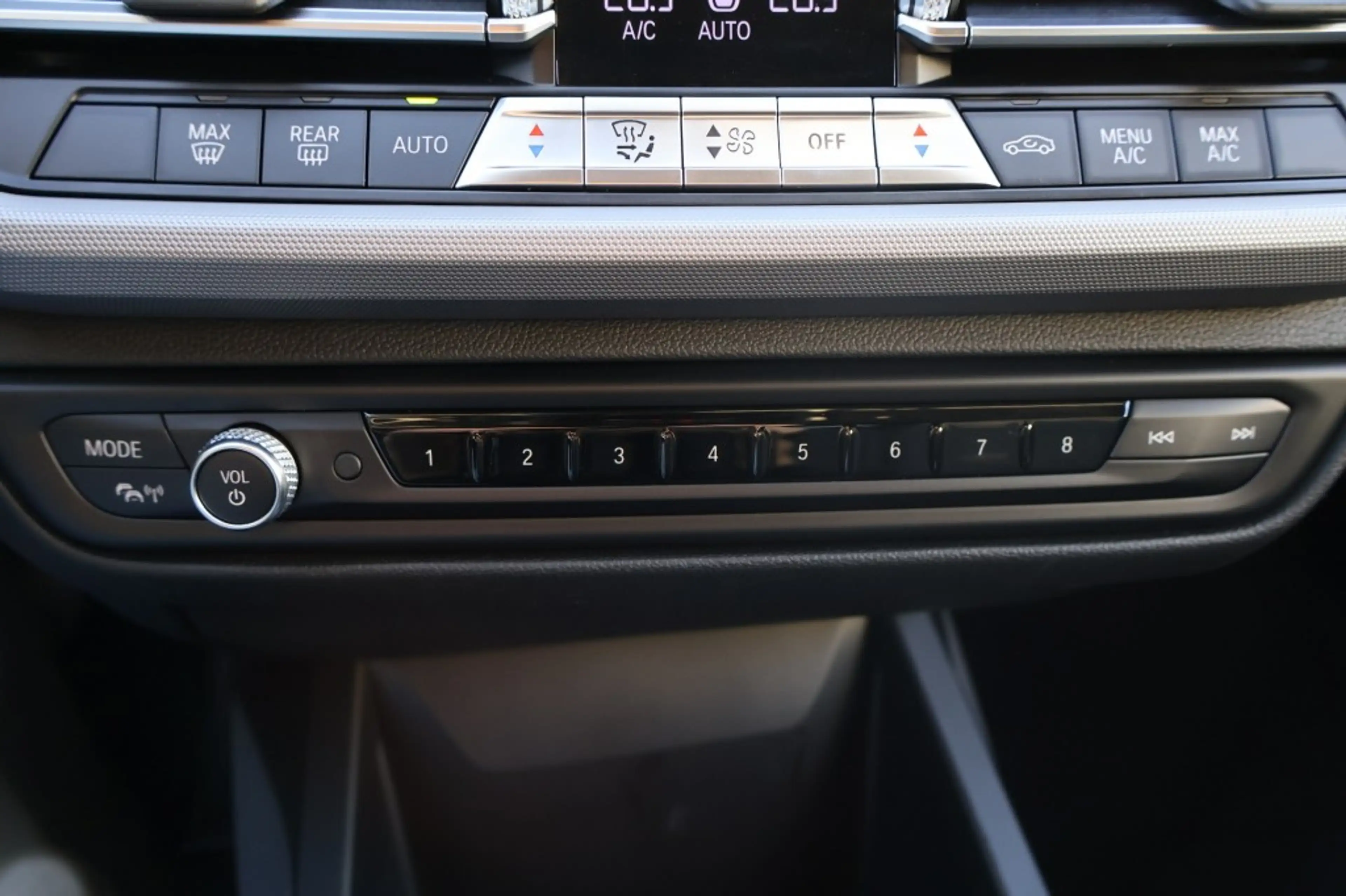 BMW 118 118i Automaat / Navi / PDC / LED / ECC / Carplay — photo 41