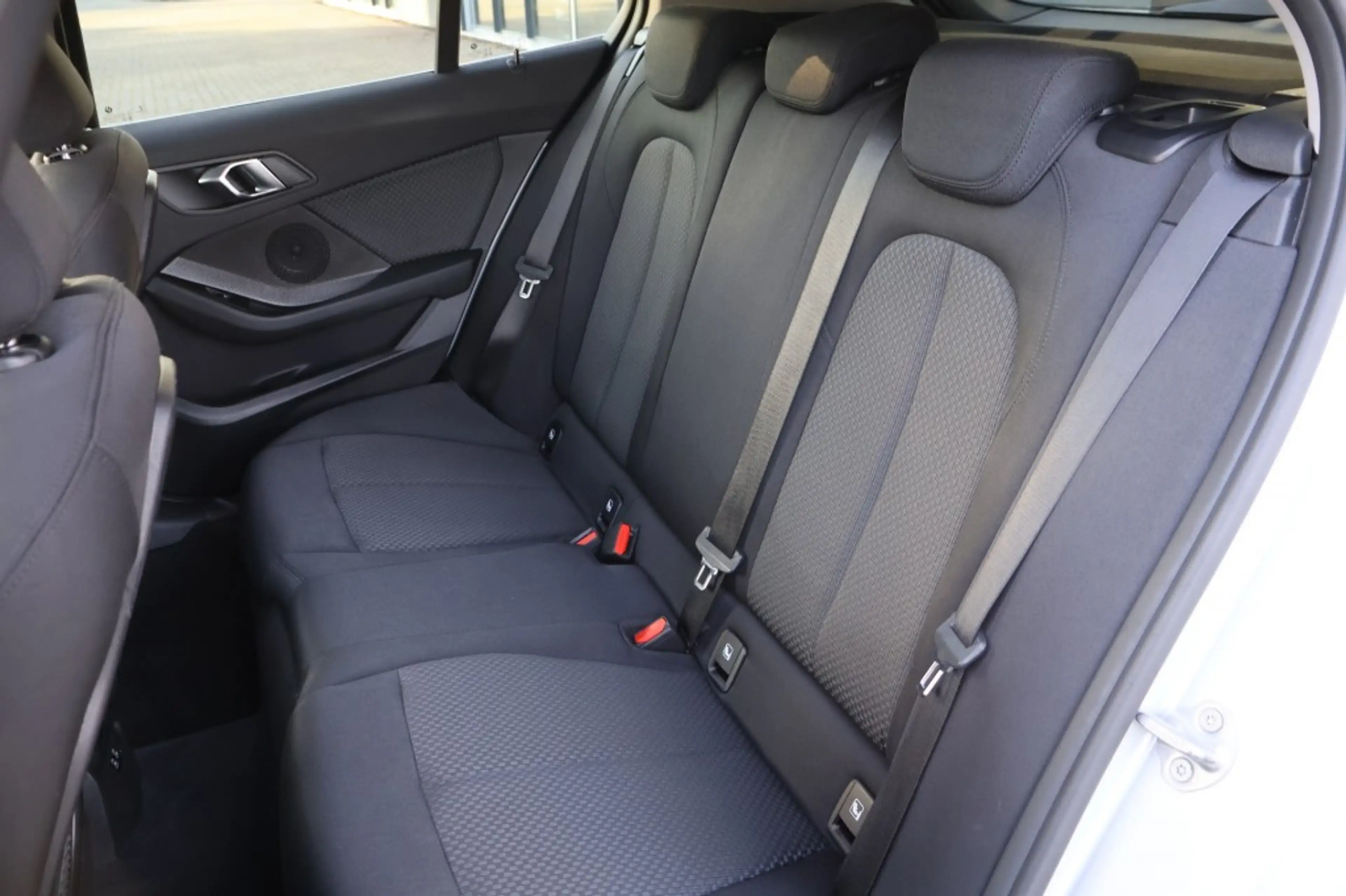 BMW 118 118i Automaat / Navi / PDC / LED / ECC / Carplay — photo 25
