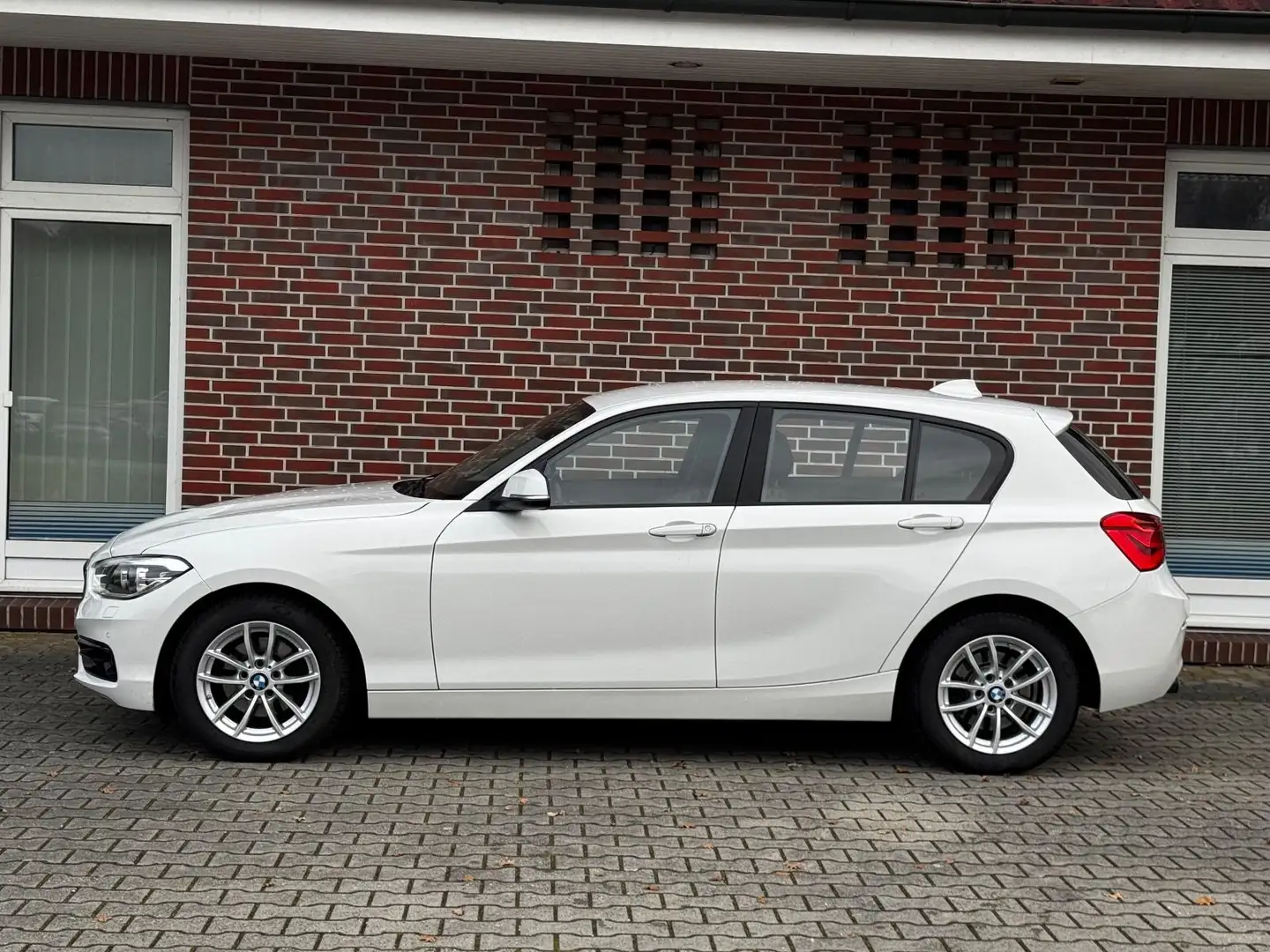 BMW 120 d xDrive*SPORT LINE*DISTRONIK*R-KAMERA*PDC* Weiß - 2